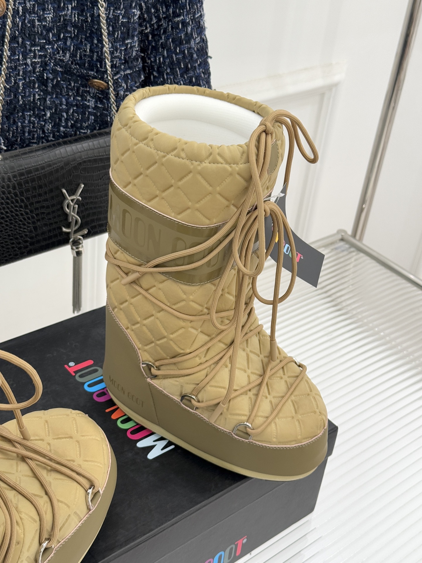 Moon Boot经典爆款滑雪月亮靴雪地靴系列当凛冽寒风裹着碎雪漫过雪原当滑雪道的弧线在纯白天地间延展月