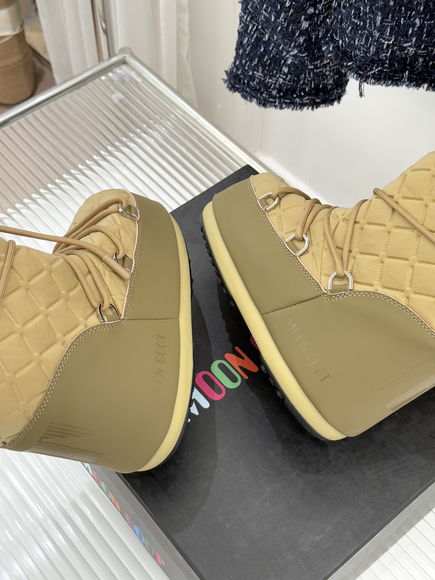 Moon Boot经典爆款滑雪月亮靴雪地靴系列当凛冽寒风裹着碎雪漫过雪原当滑雪道的弧线在纯白天地间延展月