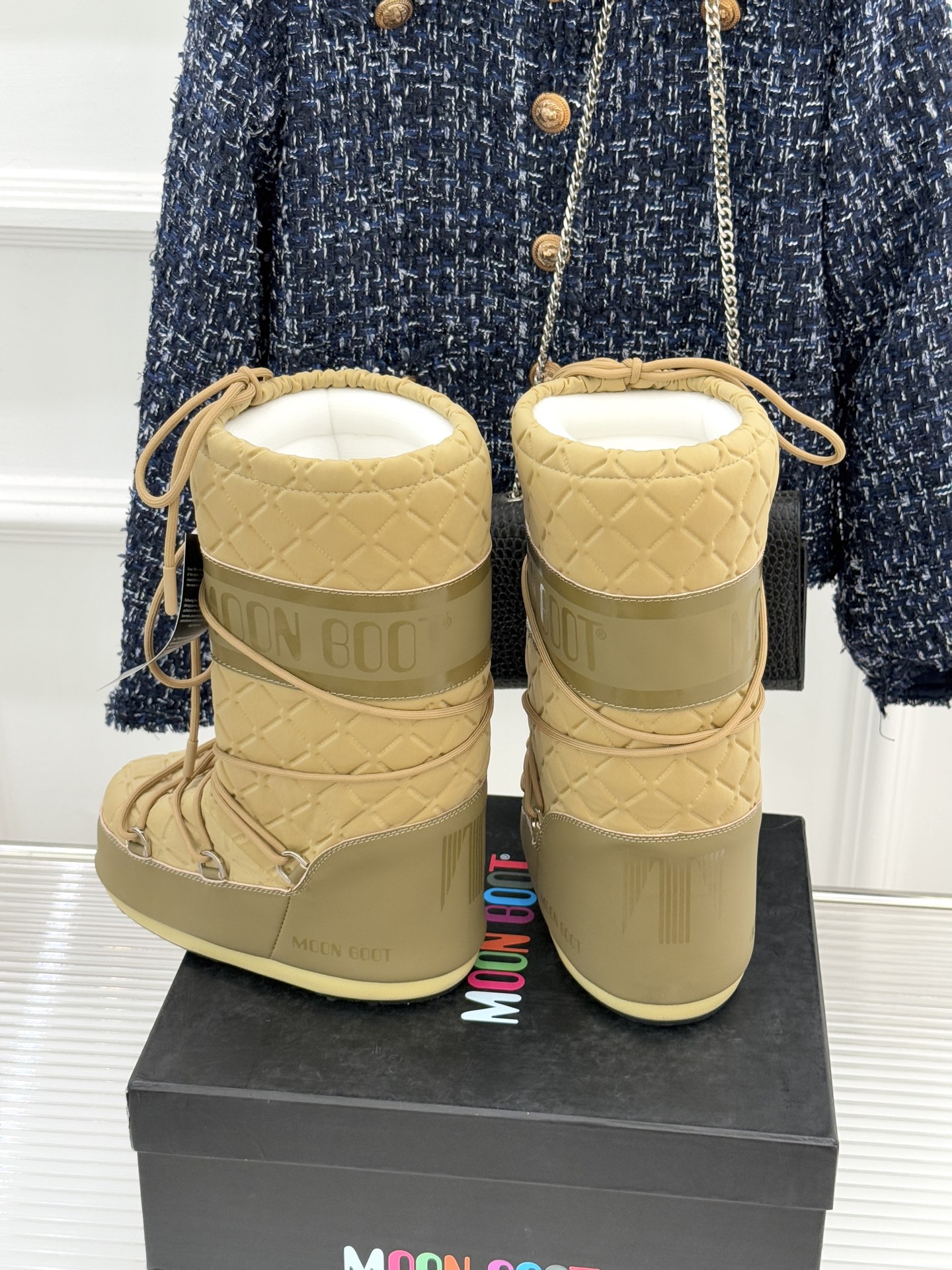 Moon Boot经典爆款滑雪月亮靴雪地靴系列当凛冽寒风裹着碎雪漫过雪原当滑雪道的弧线在纯白天地间延展月