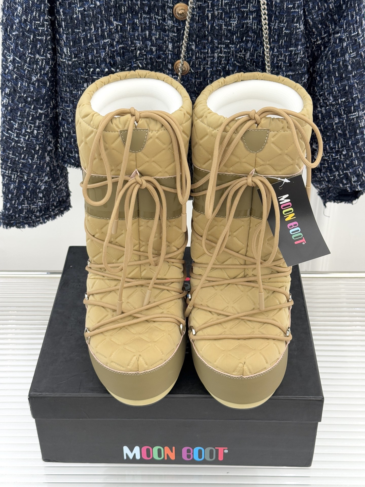 Moon Boot经典爆款滑雪月亮靴雪地靴系列当凛冽寒风裹着碎雪漫过雪原当滑雪道的弧线在纯白天地间延展月