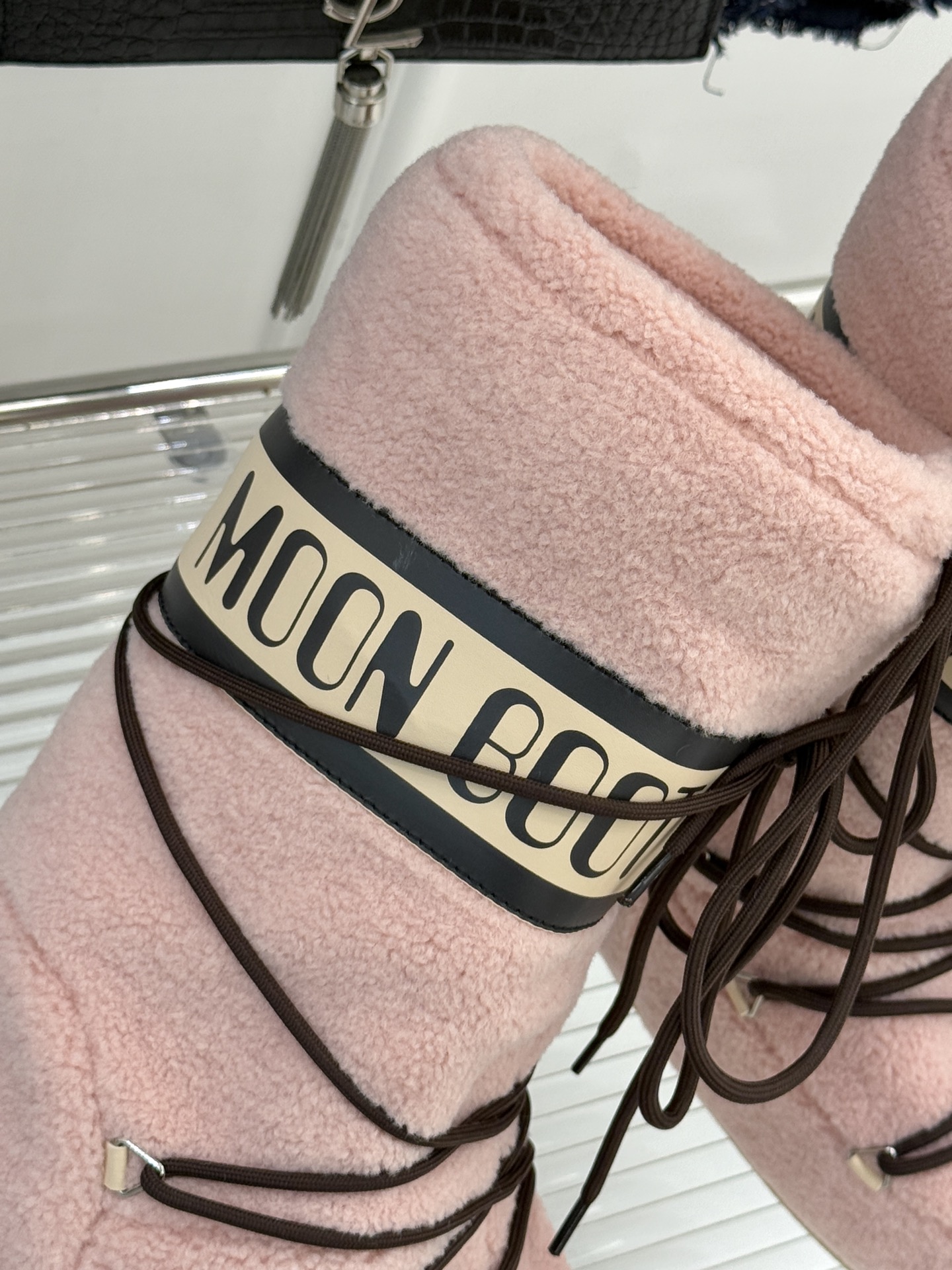 Moon Boot经典爆款滑雪月亮靴雪地靴系列当凛冽寒风裹着碎雪漫过雪原当滑雪道的弧线在纯白天地间延展月