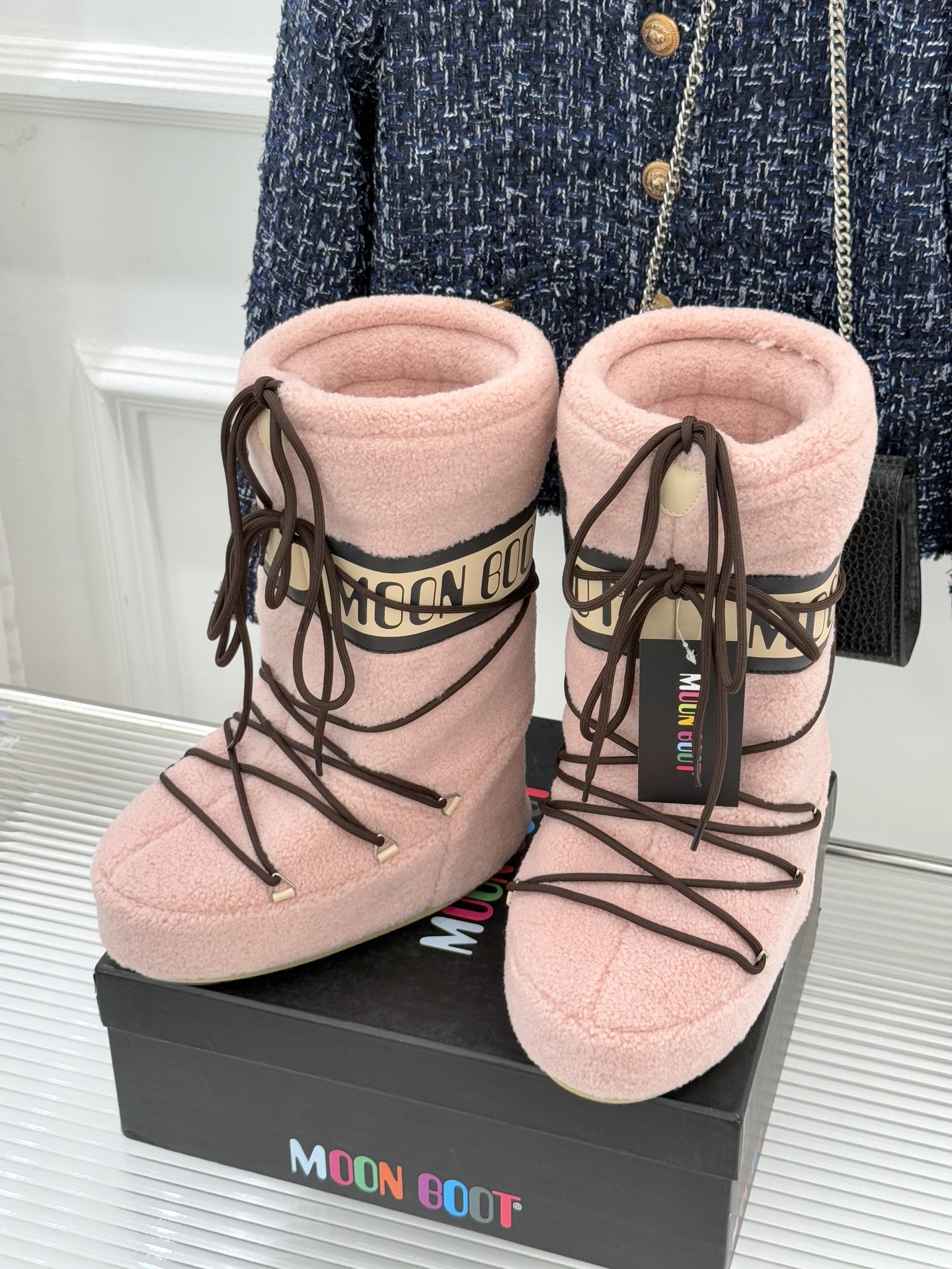 Moon Boot经典爆款滑雪月亮靴雪地靴系列当凛冽寒风裹着碎雪漫过雪原当滑雪道的弧线在纯白天地间延展月