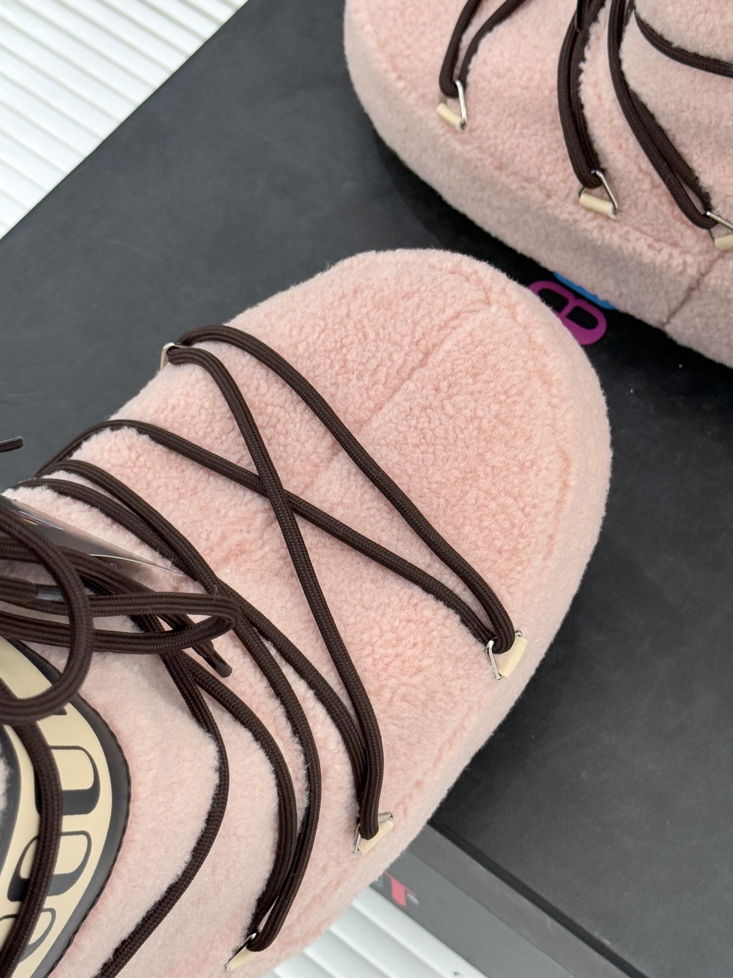 Moon Boot经典爆款滑雪月亮靴雪地靴系列当凛冽寒风裹着碎雪漫过雪原当滑雪道的弧线在纯白天地间延展月