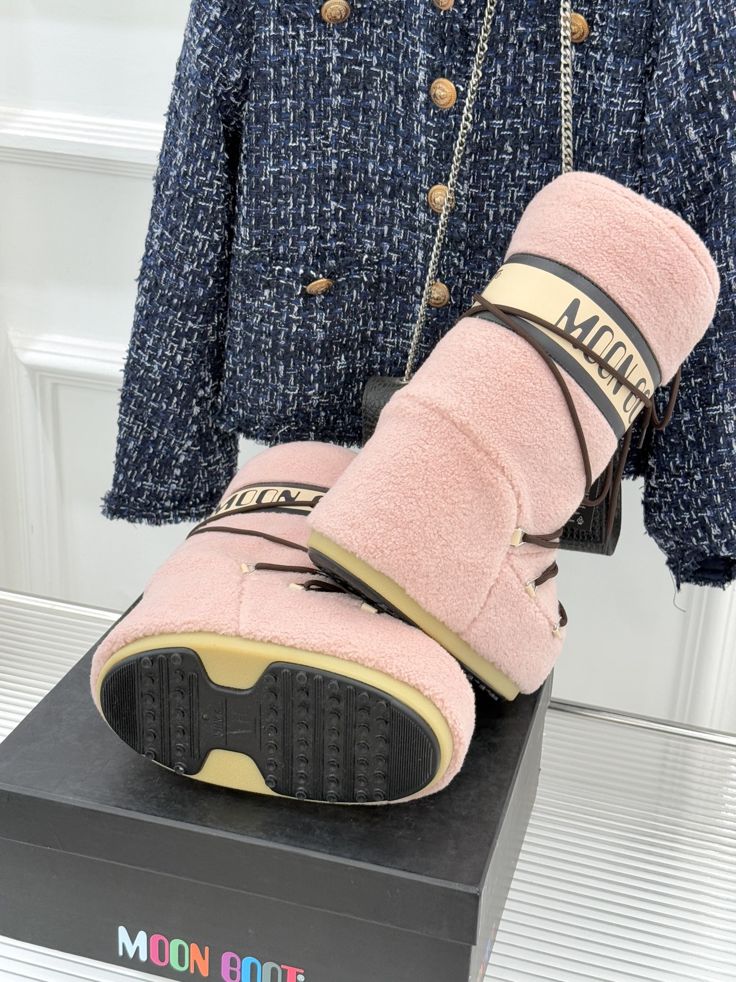 Moon Boot经典爆款滑雪月亮靴雪地靴系列当凛冽寒风裹着碎雪漫过雪原当滑雪道的弧线在纯白天地间延展月