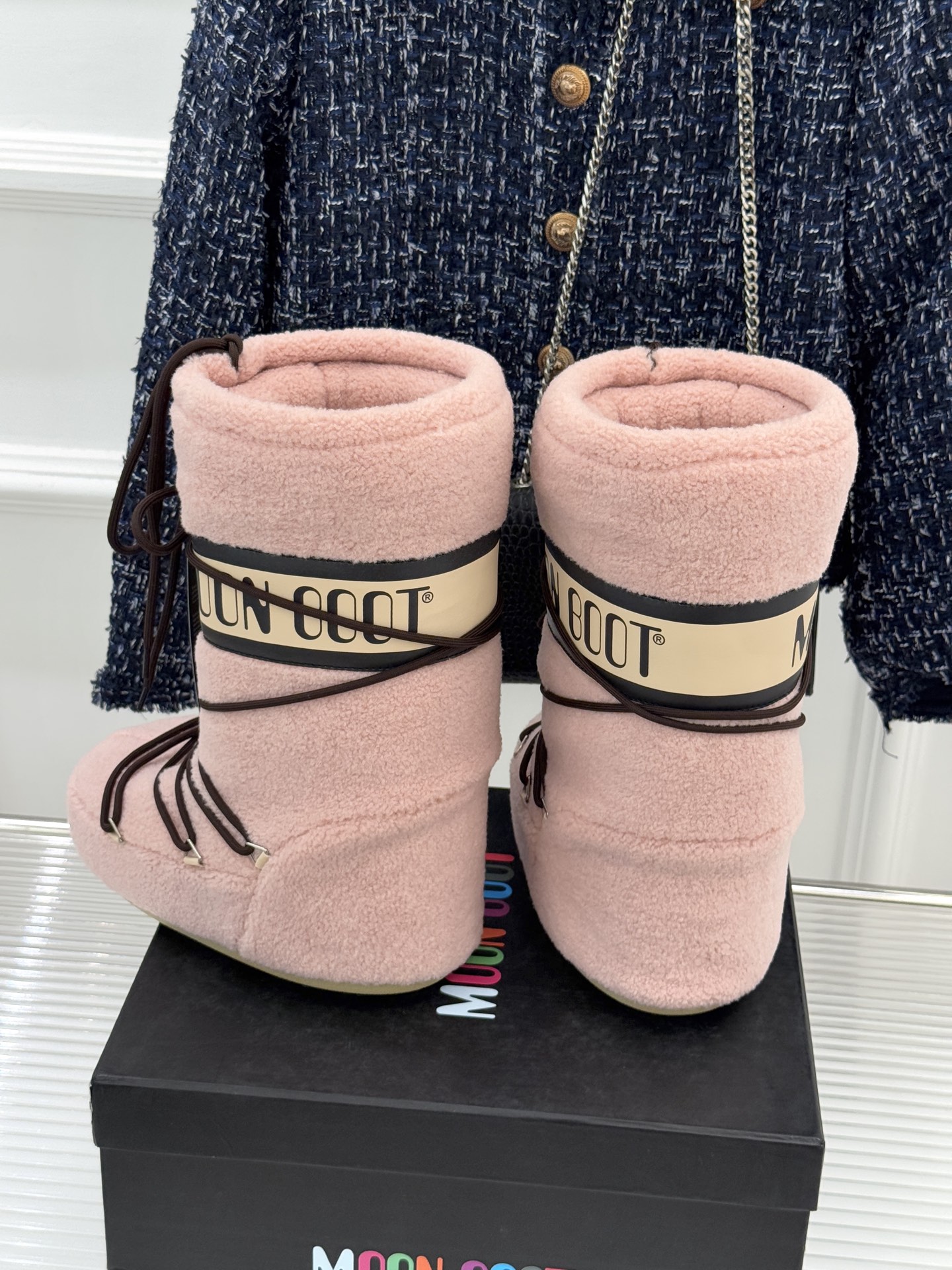 Moon Boot经典爆款滑雪月亮靴雪地靴系列当凛冽寒风裹着碎雪漫过雪原当滑雪道的弧线在纯白天地间延展月