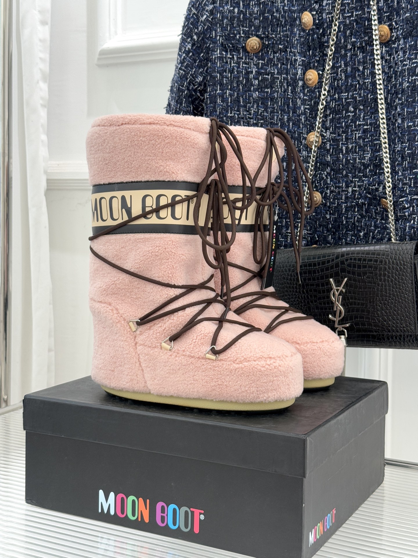 Moon Boot经典爆款滑雪月亮靴雪地靴系列当凛冽寒风裹着碎雪漫过雪原当滑雪道的弧线在纯白天地间延展月