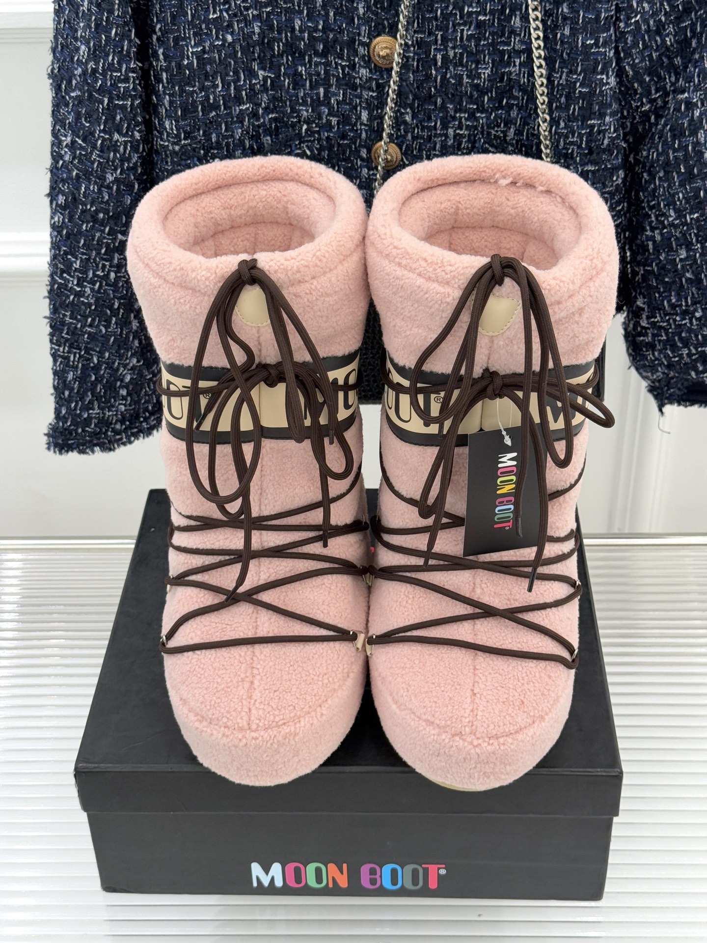 Moon Boot经典爆款滑雪月亮靴雪地靴系列当凛冽寒风裹着碎雪漫过雪原当滑雪道的弧线在纯白天地间延展月