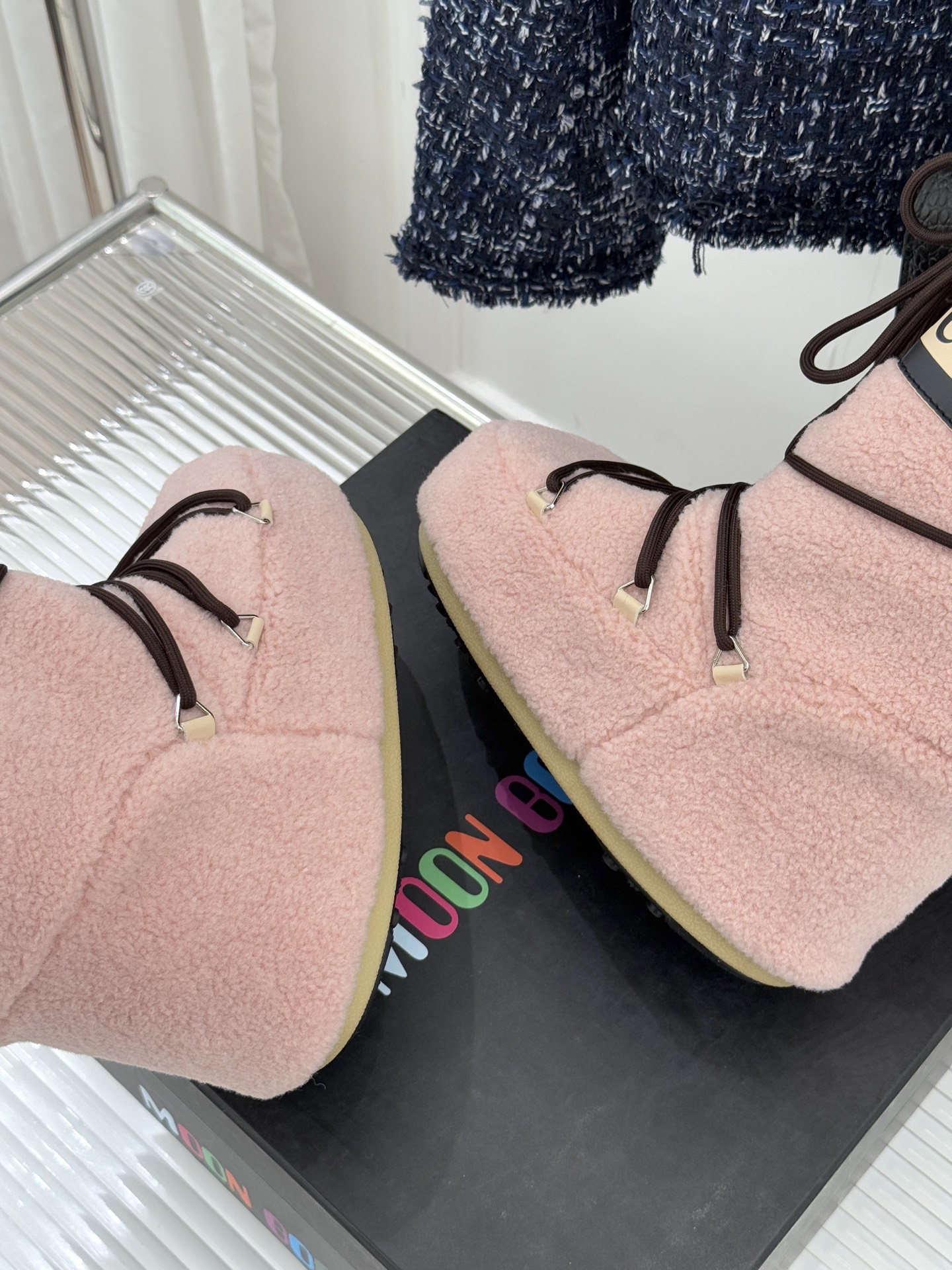 Moon Boot经典爆款滑雪月亮靴雪地靴系列当凛冽寒风裹着碎雪漫过雪原当滑雪道的弧线在纯白天地间延展月