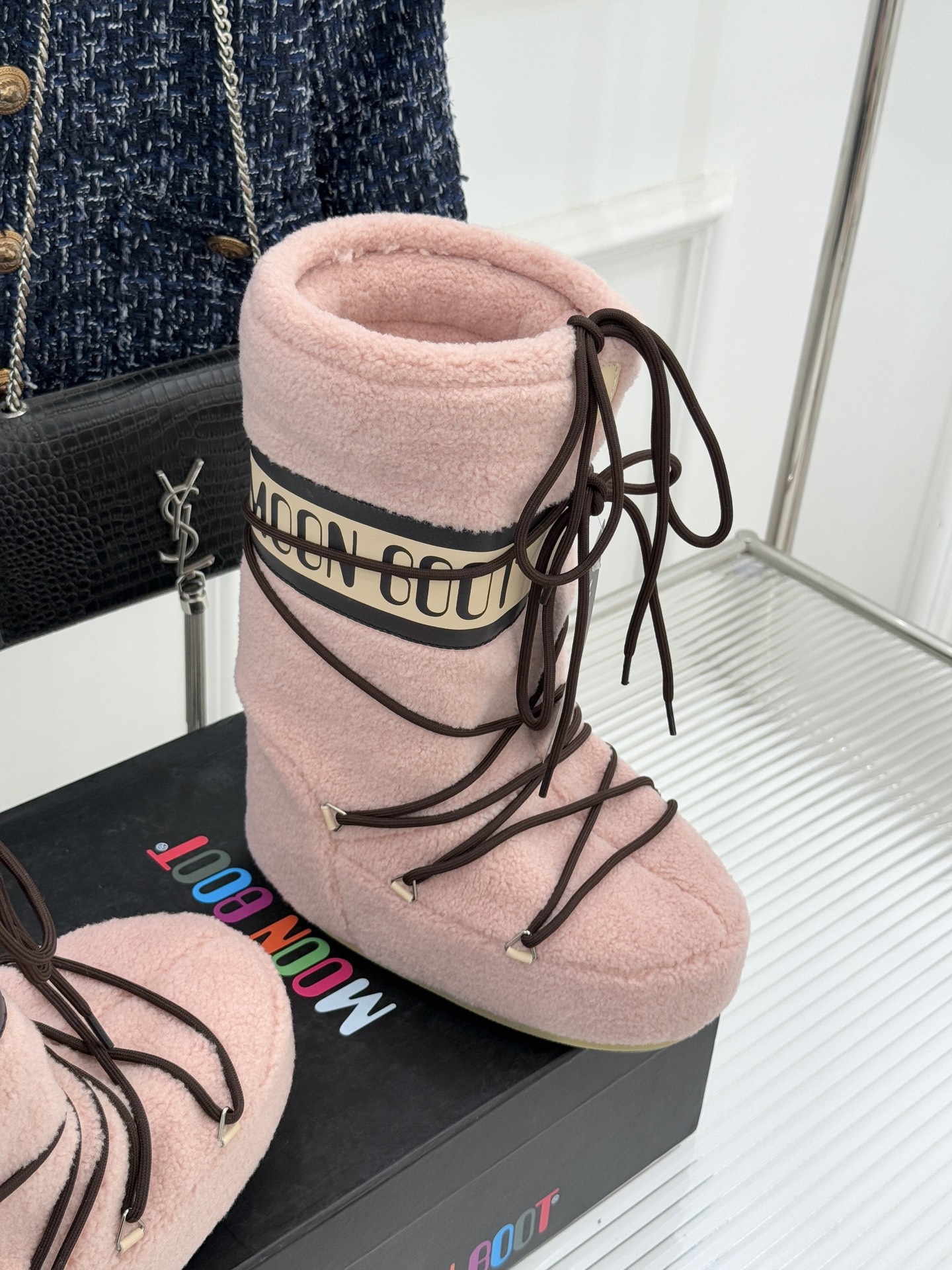 Moon Boot经典爆款滑雪月亮靴雪地靴系列当凛冽寒风裹着碎雪漫过雪原当滑雪道的弧线在纯白天地间延展月