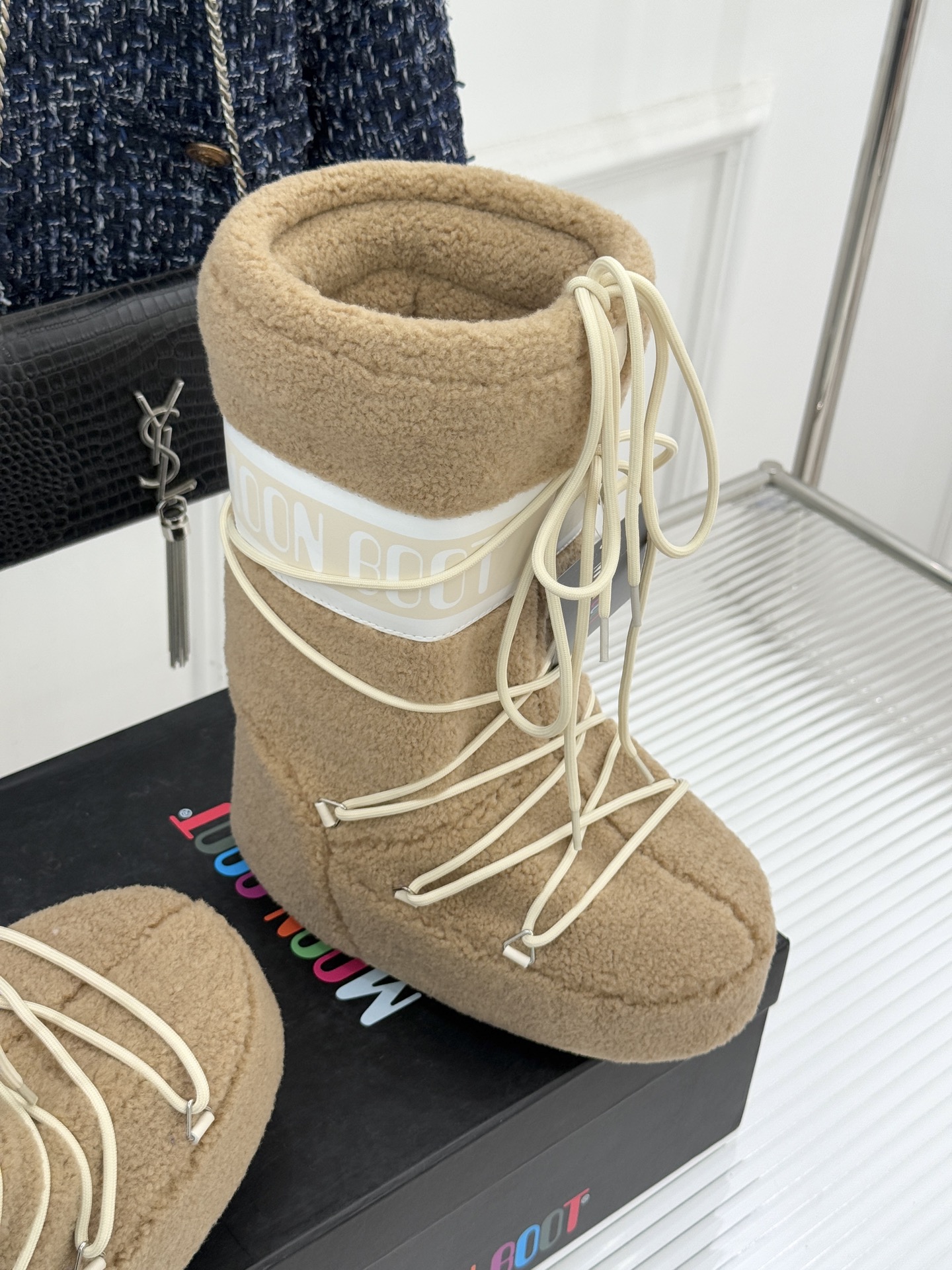 Moon Boot经典爆款滑雪月亮靴雪地靴系列当凛冽寒风裹着碎雪漫过雪原当滑雪道的弧线在纯白天地间延展月