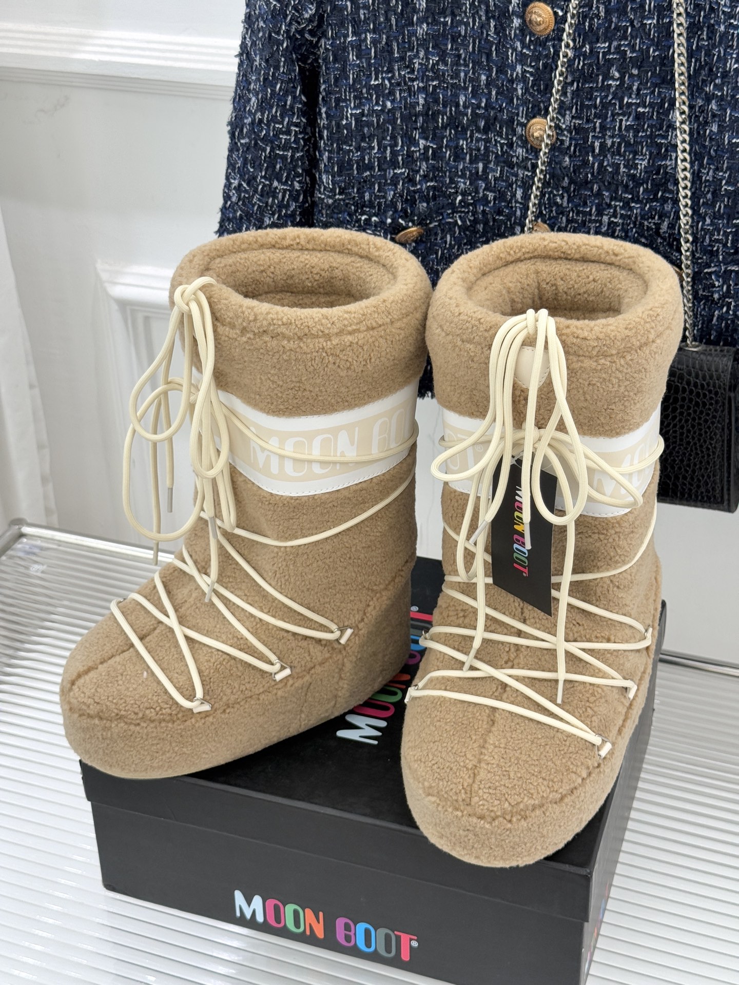 Moon Boot经典爆款滑雪月亮靴雪地靴系列当凛冽寒风裹着碎雪漫过雪原当滑雪道的弧线在纯白天地间延展月