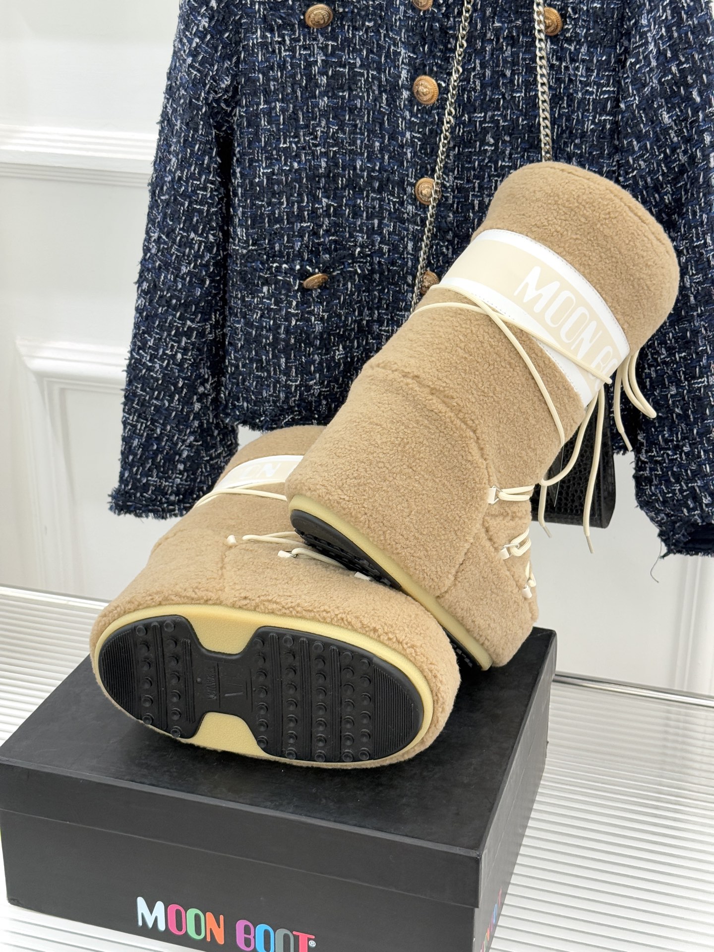 Moon Boot经典爆款滑雪月亮靴雪地靴系列当凛冽寒风裹着碎雪漫过雪原当滑雪道的弧线在纯白天地间延展月