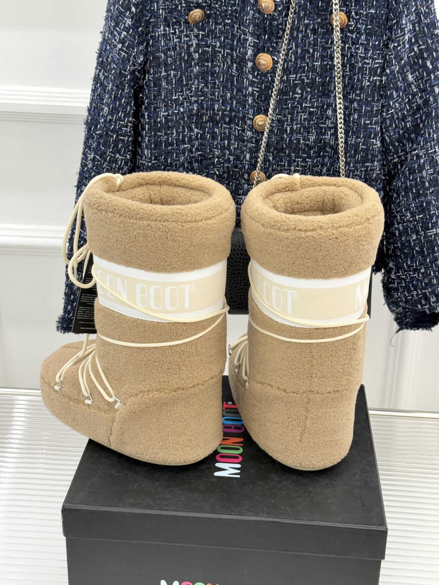 Moon Boot经典爆款滑雪月亮靴雪地靴系列当凛冽寒风裹着碎雪漫过雪原当滑雪道的弧线在纯白天地间延展月