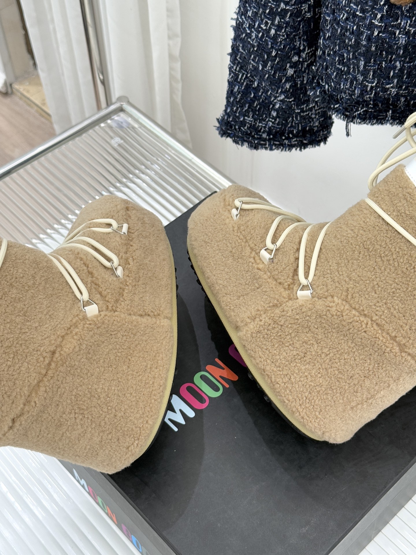 Moon Boot经典爆款滑雪月亮靴雪地靴系列当凛冽寒风裹着碎雪漫过雪原当滑雪道的弧线在纯白天地间延展月