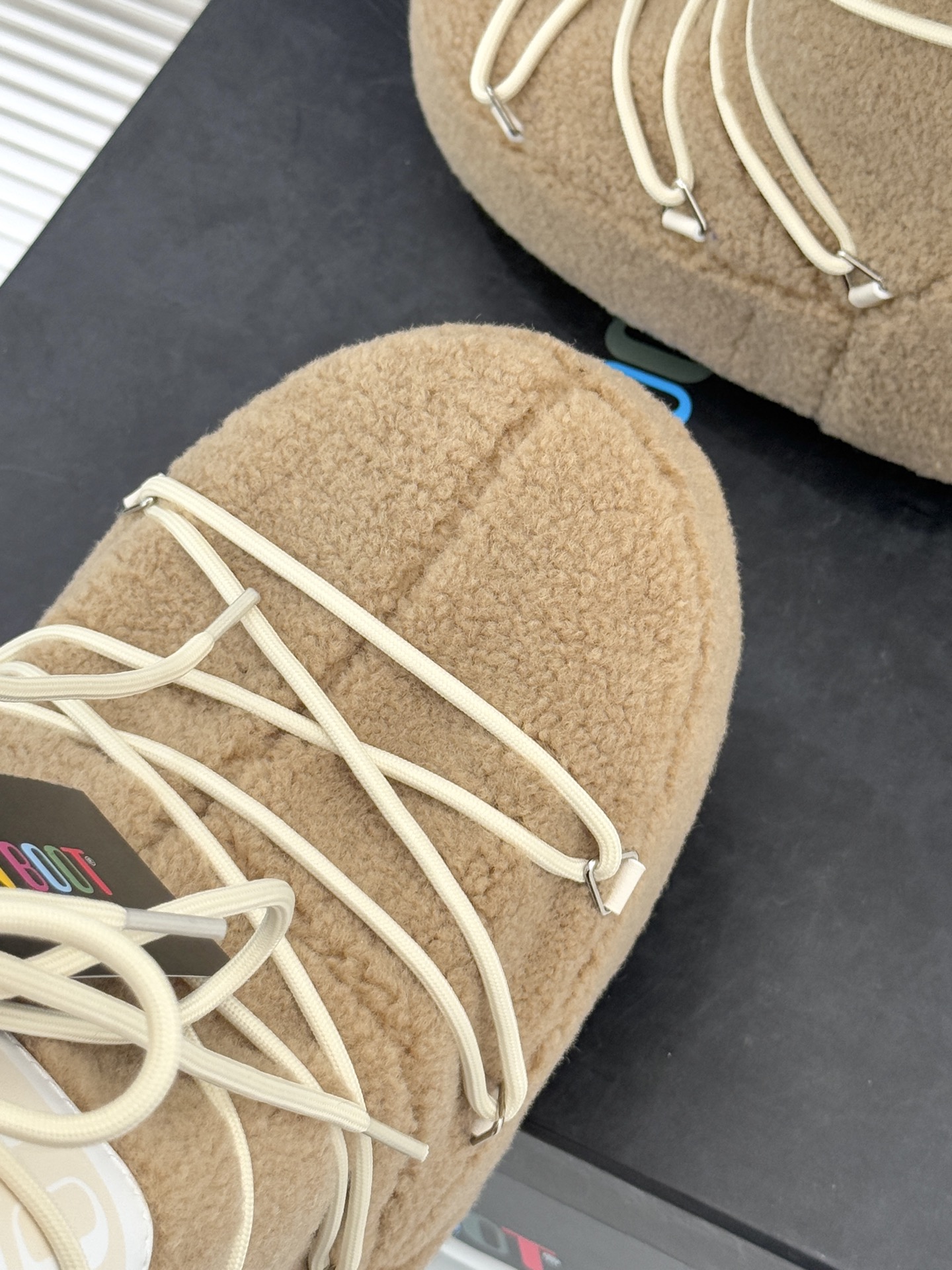 Moon Boot经典爆款滑雪月亮靴雪地靴系列当凛冽寒风裹着碎雪漫过雪原当滑雪道的弧线在纯白天地间延展月