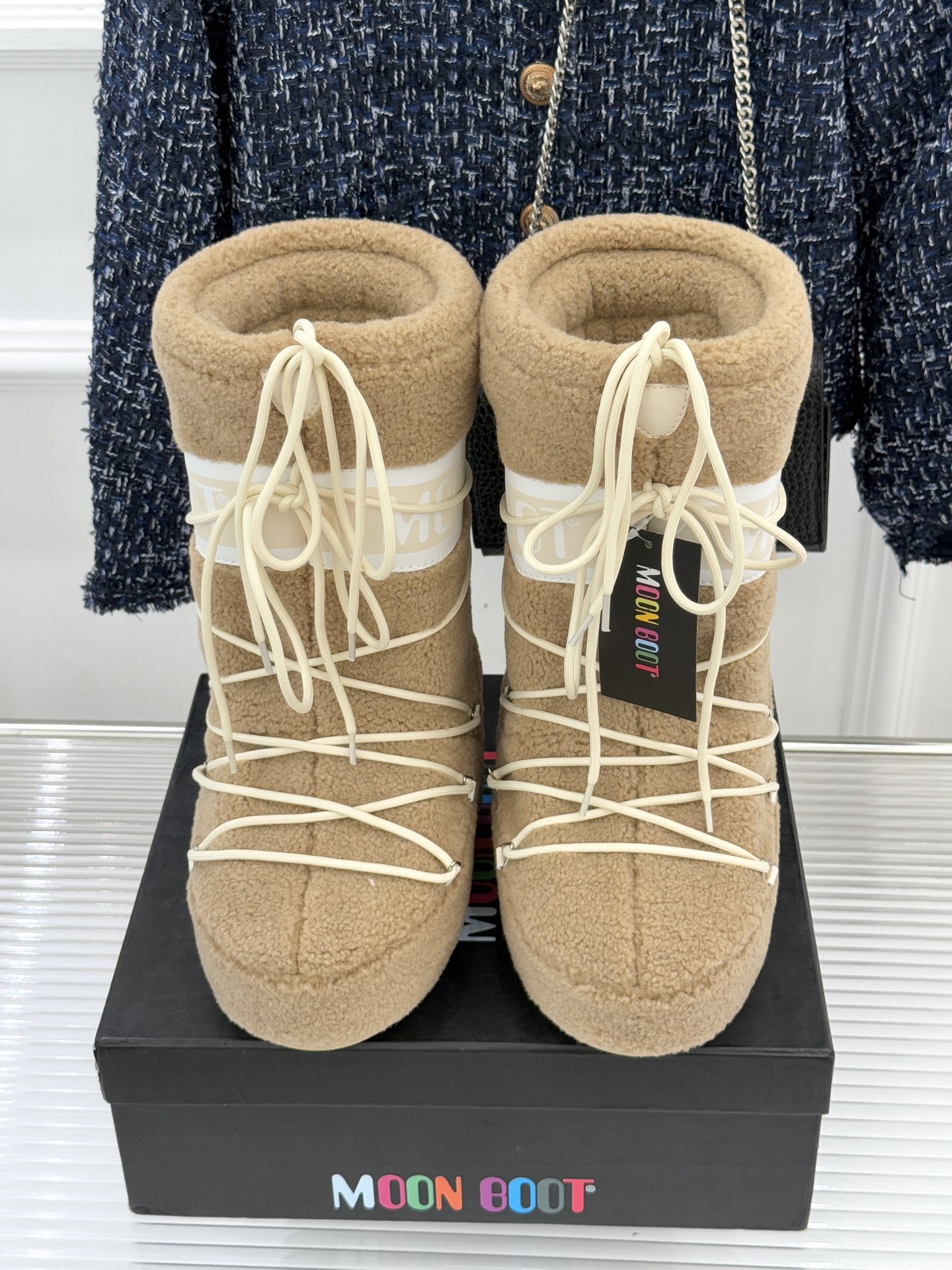 Moon Boot经典爆款滑雪月亮靴雪地靴系列当凛冽寒风裹着碎雪漫过雪原当滑雪道的弧线在纯白天地间延展月