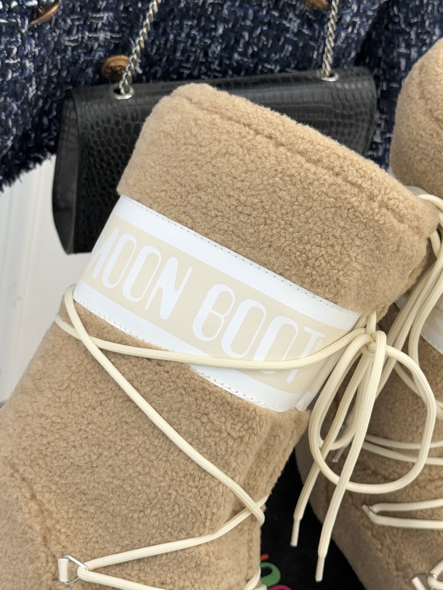 Moon Boot经典爆款滑雪月亮靴雪地靴系列当凛冽寒风裹着碎雪漫过雪原当滑雪道的弧线在纯白天地间延展月