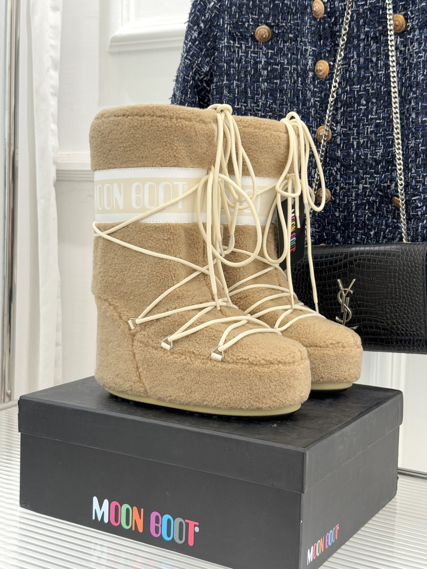 Moon Boot经典爆款滑雪月亮靴雪地靴系列当凛冽寒风裹着碎雪漫过雪原当滑雪道的弧线在纯白天地间延展月