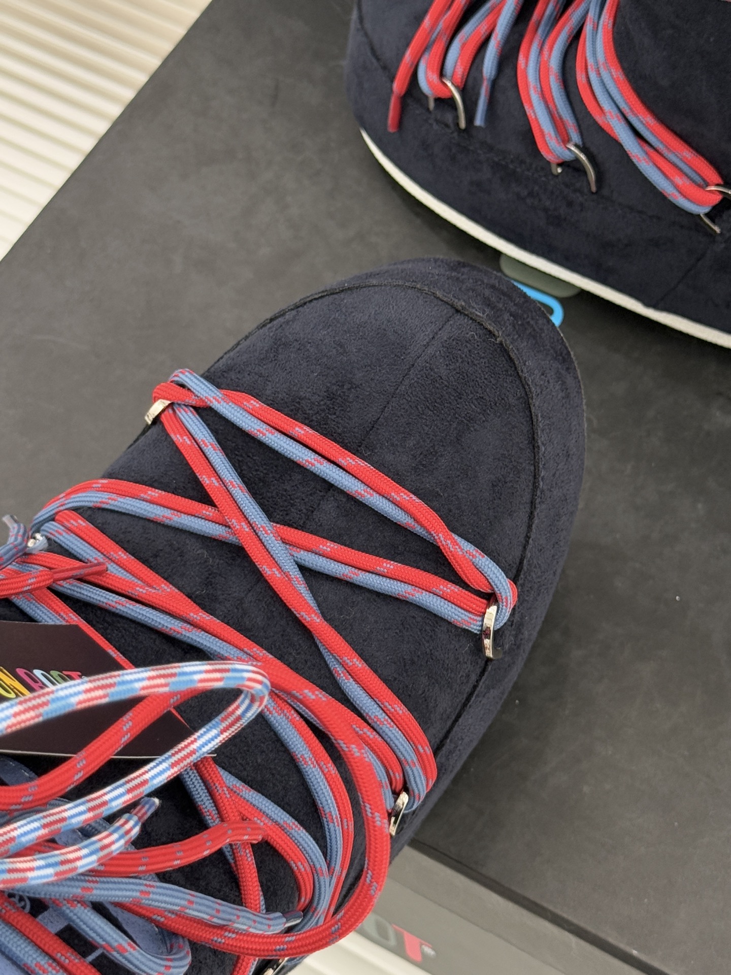 Moon Boot经典爆款滑雪月亮靴雪地靴系列当凛冽寒风裹着碎雪漫过雪原当滑雪道的弧线在纯白天地间延展月