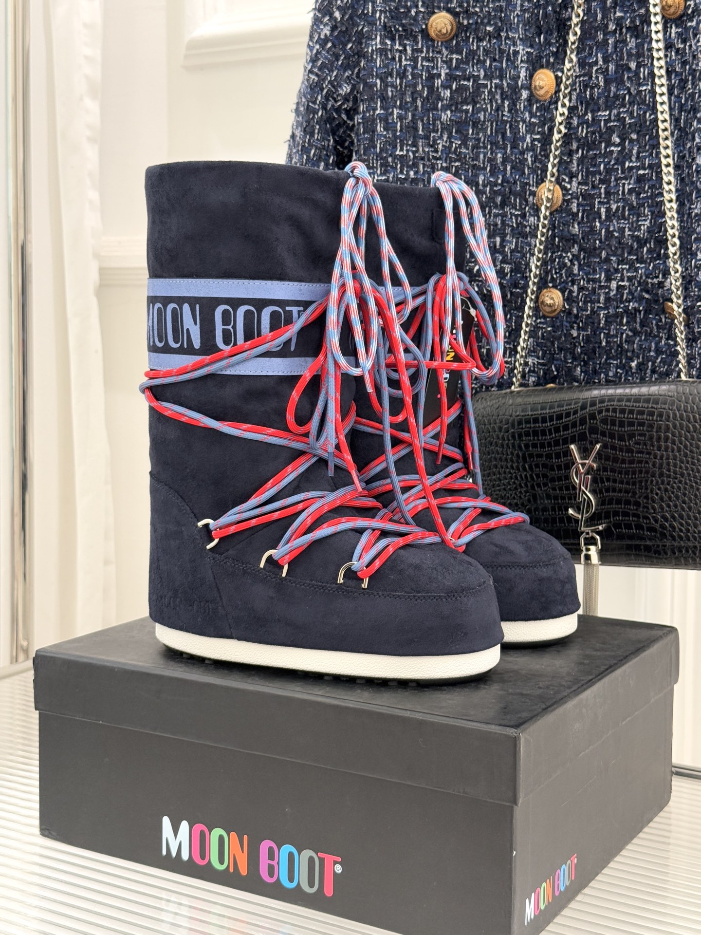 Moon Boot经典爆款滑雪月亮靴雪地靴系列当凛冽寒风裹着碎雪漫过雪原当滑雪道的弧线在纯白天地间延展月