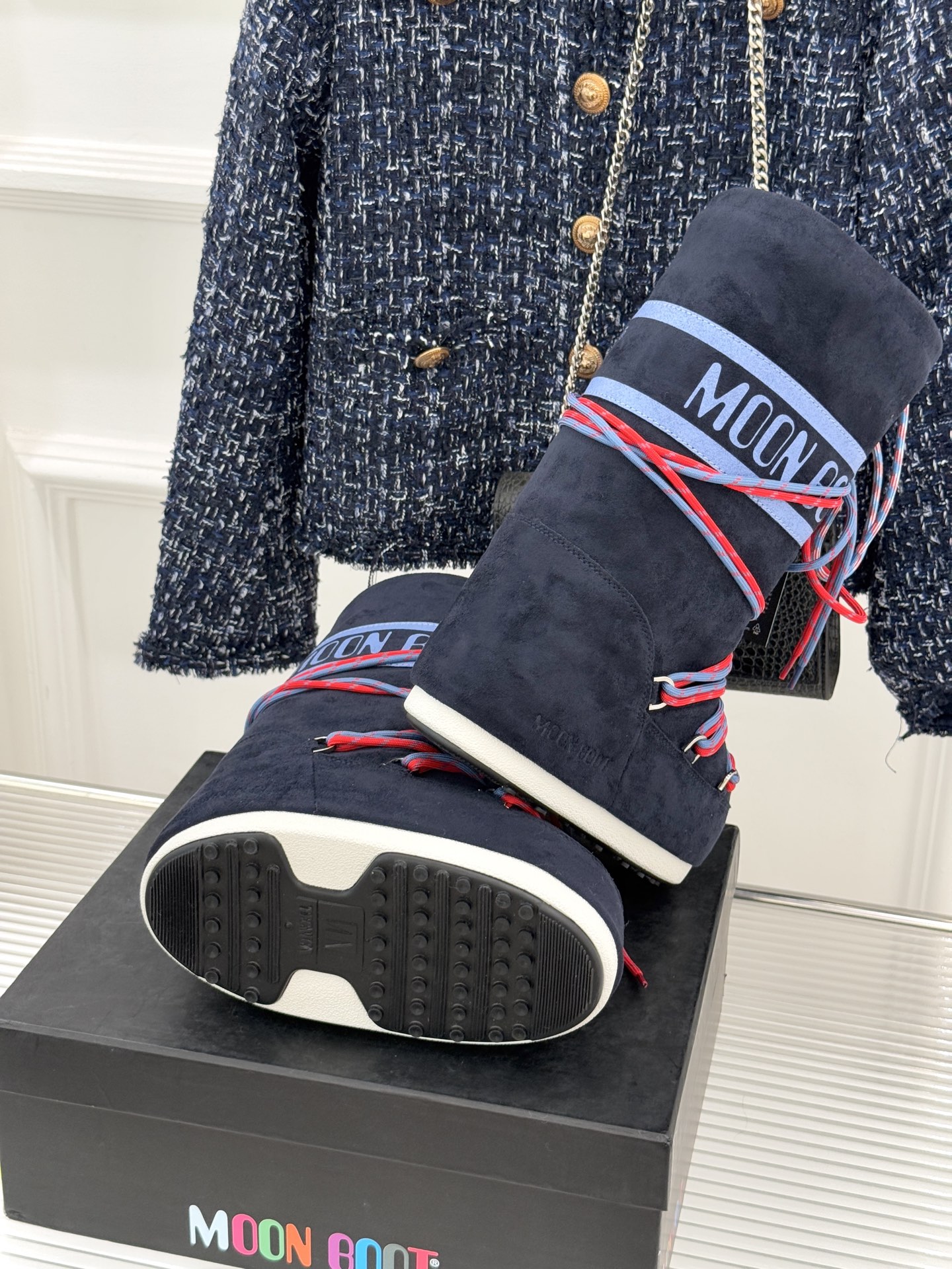 Moon Boot经典爆款滑雪月亮靴雪地靴系列当凛冽寒风裹着碎雪漫过雪原当滑雪道的弧线在纯白天地间延展月
