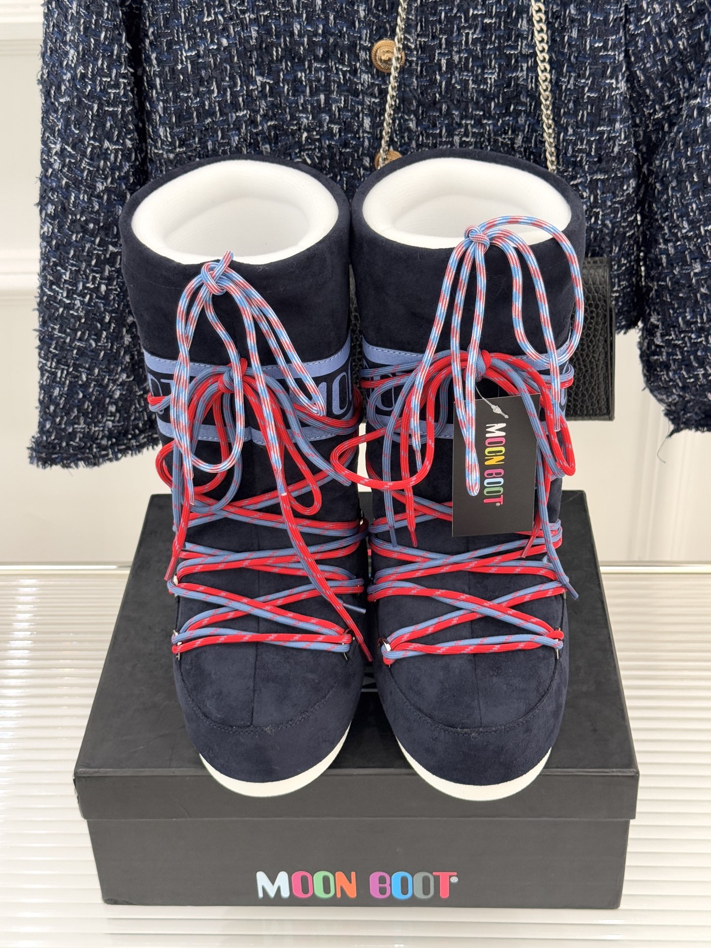 Moon Boot经典爆款滑雪月亮靴雪地靴系列当凛冽寒风裹着碎雪漫过雪原当滑雪道的弧线在纯白天地间延展月