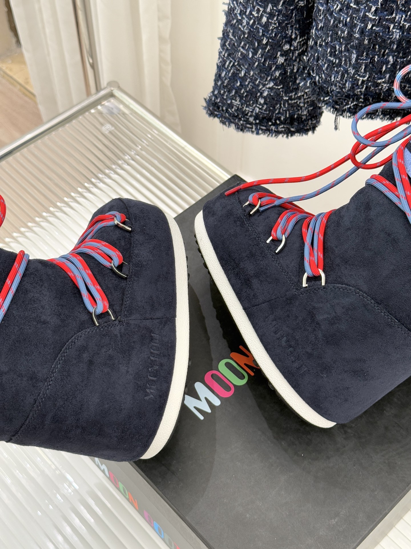 Moon Boot经典爆款滑雪月亮靴雪地靴系列当凛冽寒风裹着碎雪漫过雪原当滑雪道的弧线在纯白天地间延展月