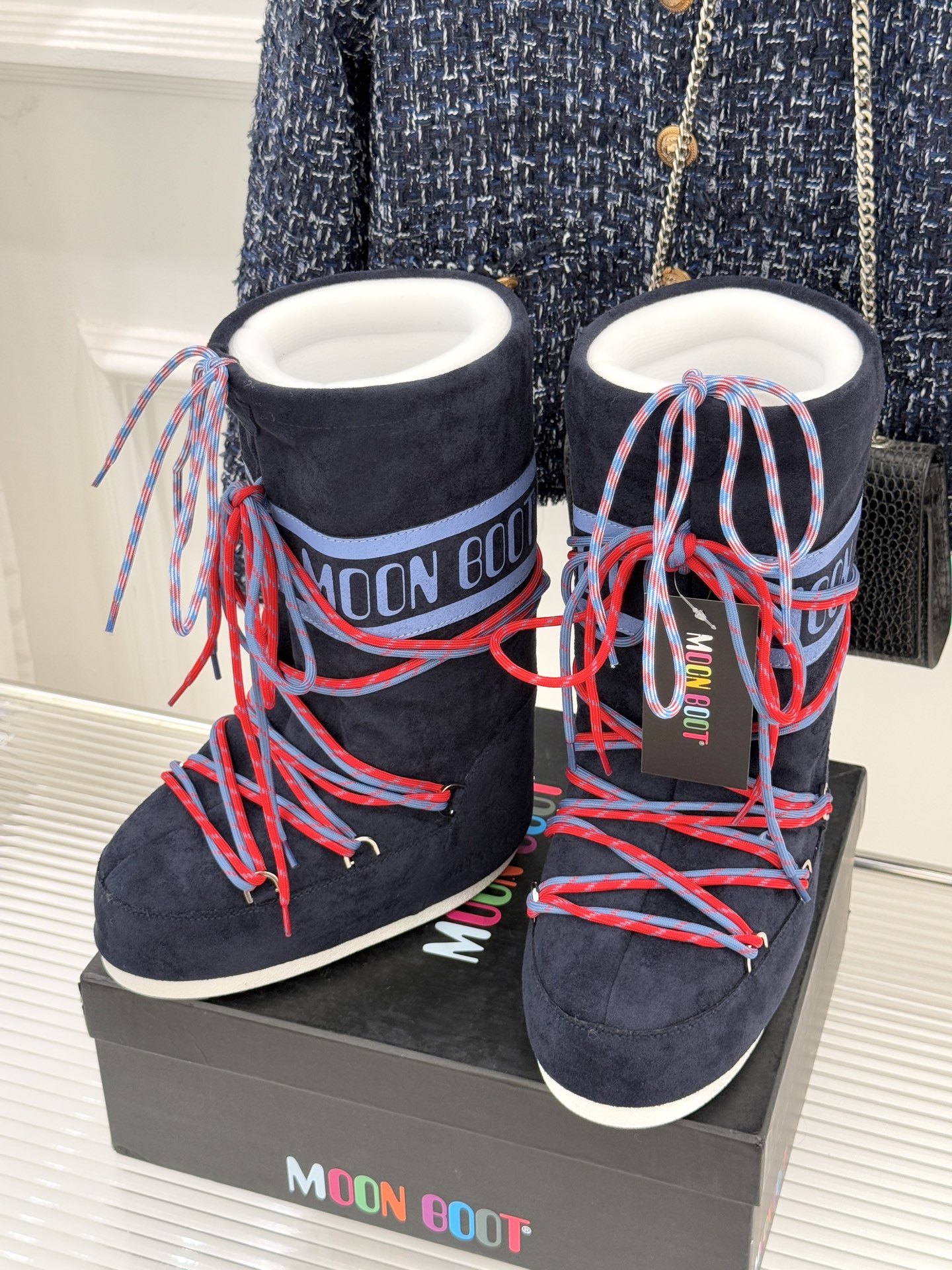 Moon Boot经典爆款滑雪月亮靴雪地靴系列当凛冽寒风裹着碎雪漫过雪原当滑雪道的弧线在纯白天地间延展月