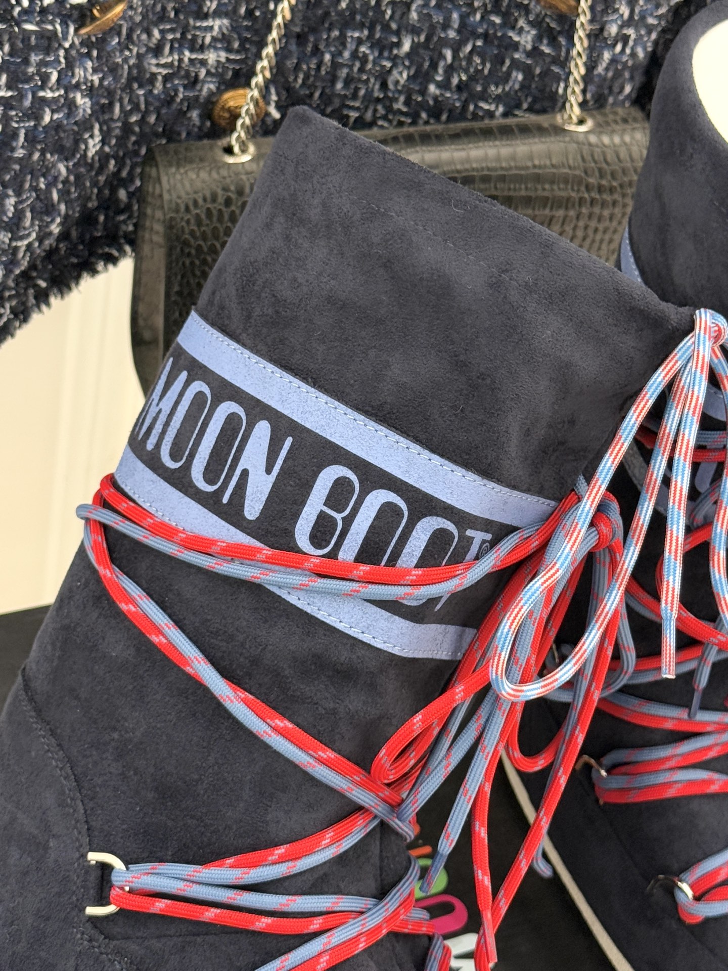 Moon Boot经典爆款滑雪月亮靴雪地靴系列当凛冽寒风裹着碎雪漫过雪原当滑雪道的弧线在纯白天地间延展月