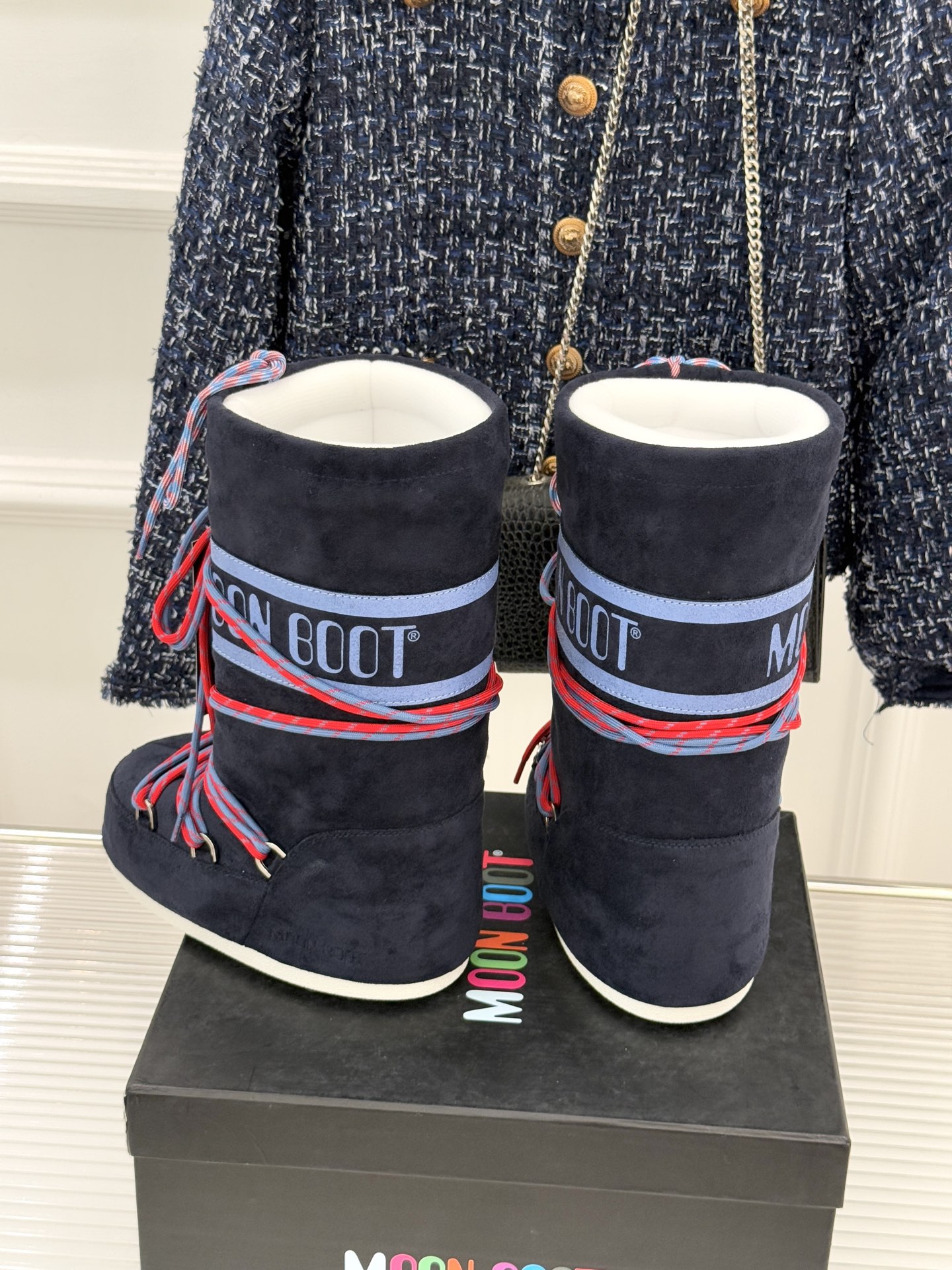 Moon Boot经典爆款滑雪月亮靴雪地靴系列当凛冽寒风裹着碎雪漫过雪原当滑雪道的弧线在纯白天地间延展月