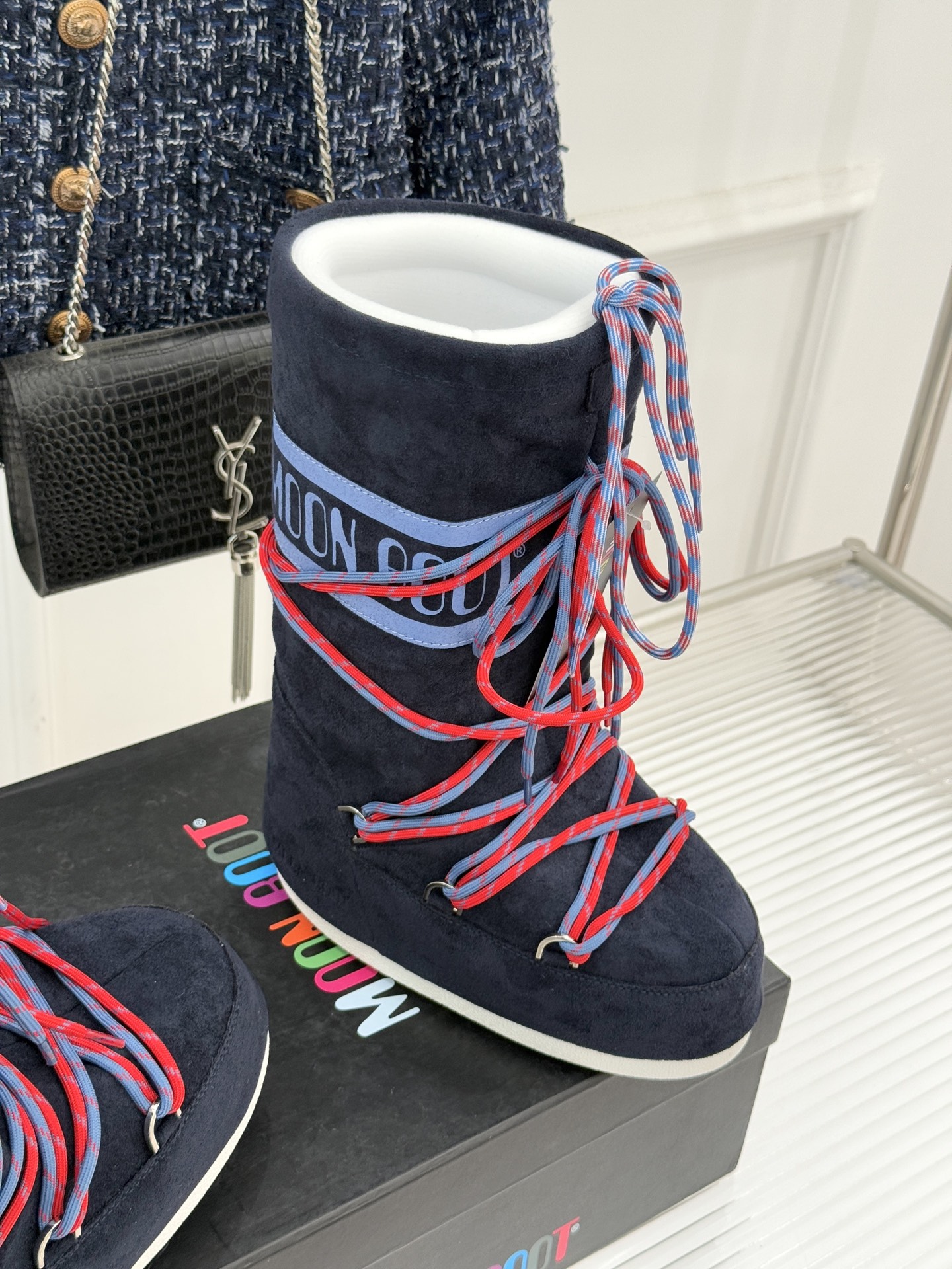 Moon Boot经典爆款滑雪月亮靴雪地靴系列当凛冽寒风裹着碎雪漫过雪原当滑雪道的弧线在纯白天地间延展月