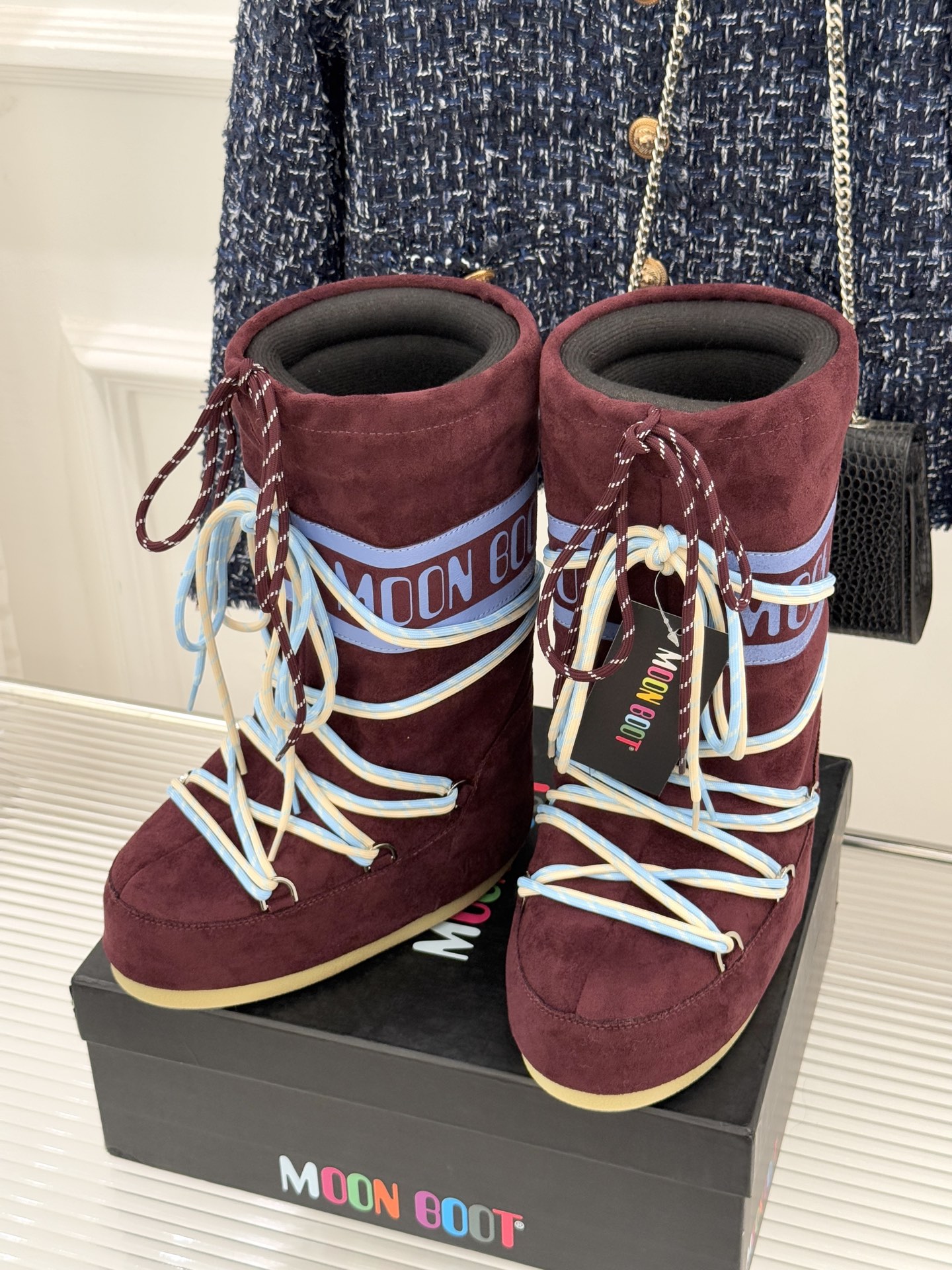 Moon Boot经典爆款滑雪月亮靴雪地靴系列当凛冽寒风裹着碎雪漫过雪原当滑雪道的弧线在纯白天地间延展月