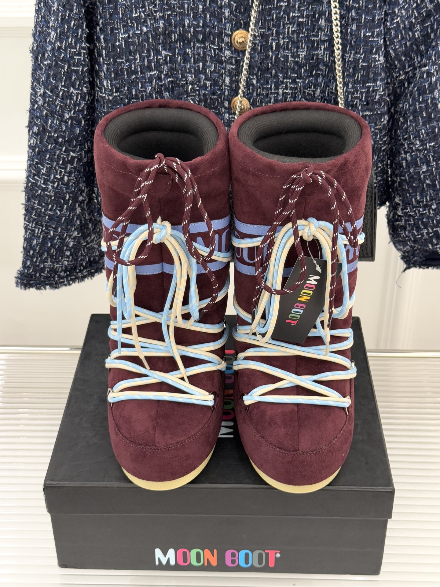 Moon Boot经典爆款滑雪月亮靴雪地靴系列当凛冽寒风裹着碎雪漫过雪原当滑雪道的弧线在纯白天地间延展月