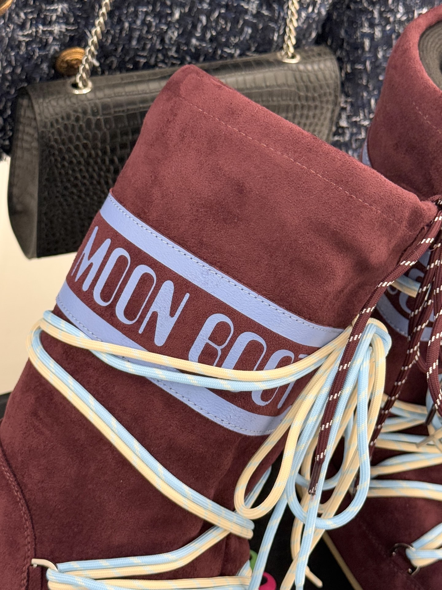 Moon Boot经典爆款滑雪月亮靴雪地靴系列当凛冽寒风裹着碎雪漫过雪原当滑雪道的弧线在纯白天地间延展月