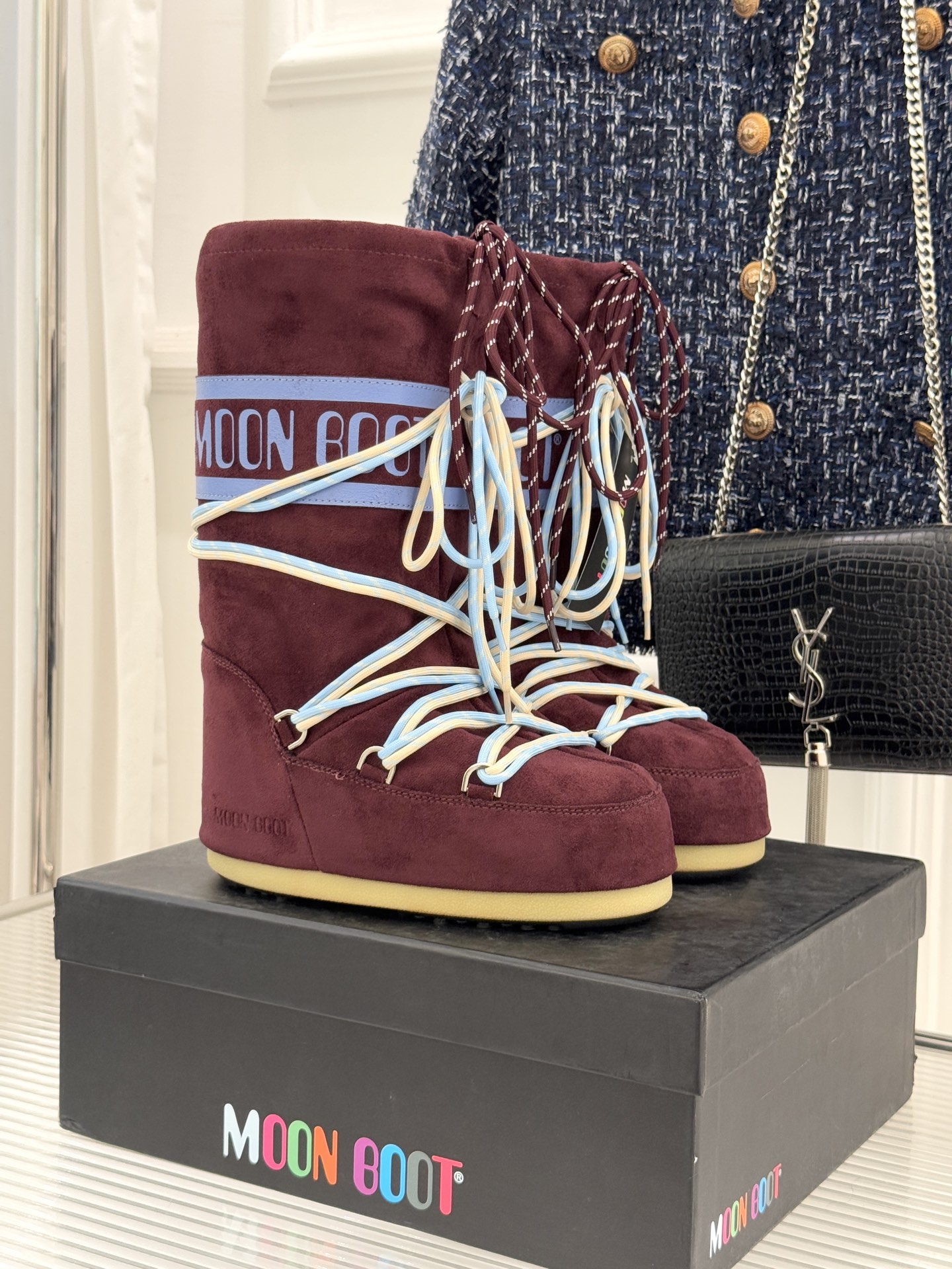 Moon Boot经典爆款滑雪月亮靴雪地靴系列当凛冽寒风裹着碎雪漫过雪原当滑雪道的弧线在纯白天地间延展月