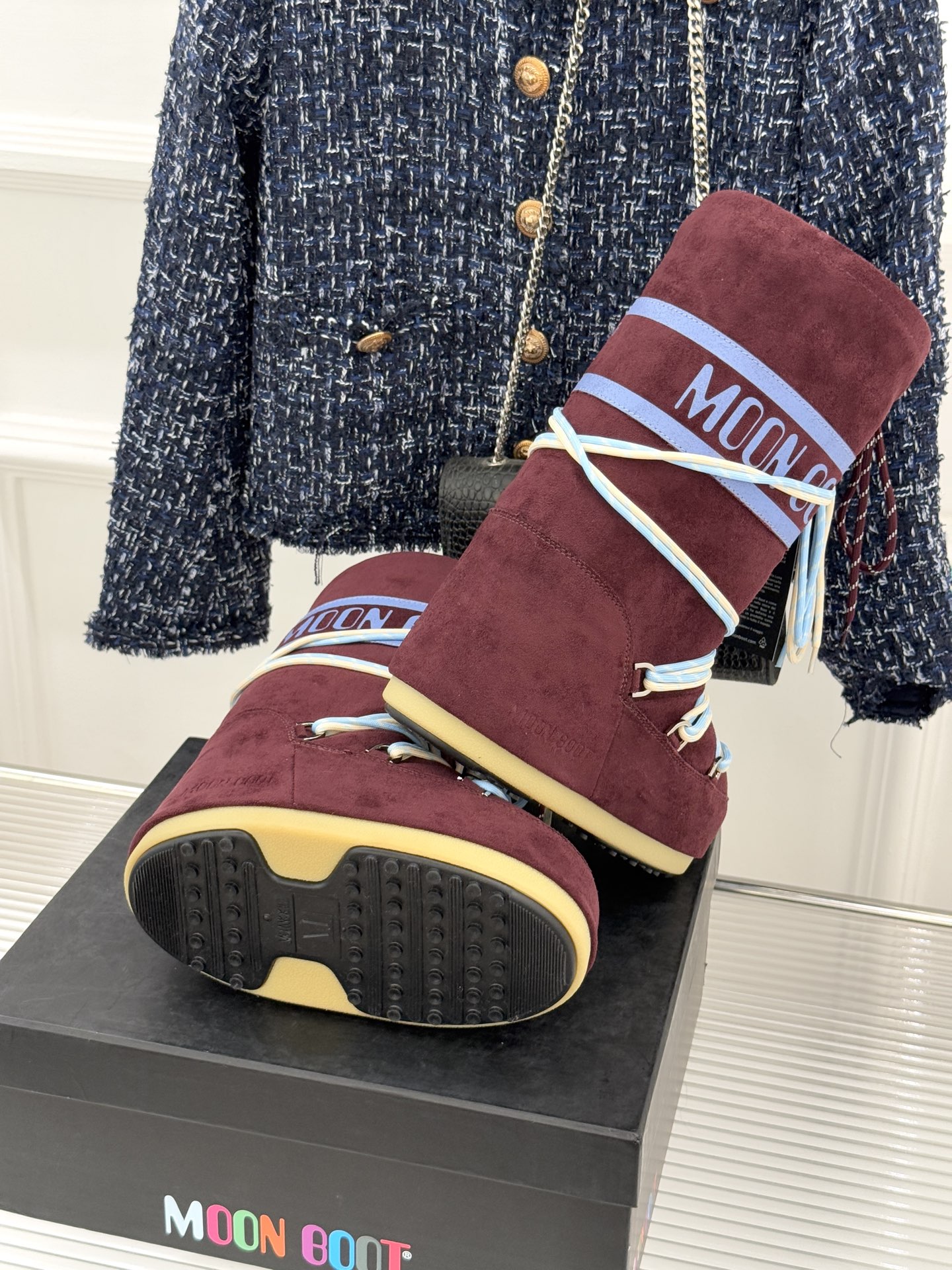 Moon Boot经典爆款滑雪月亮靴雪地靴系列当凛冽寒风裹着碎雪漫过雪原当滑雪道的弧线在纯白天地间延展月