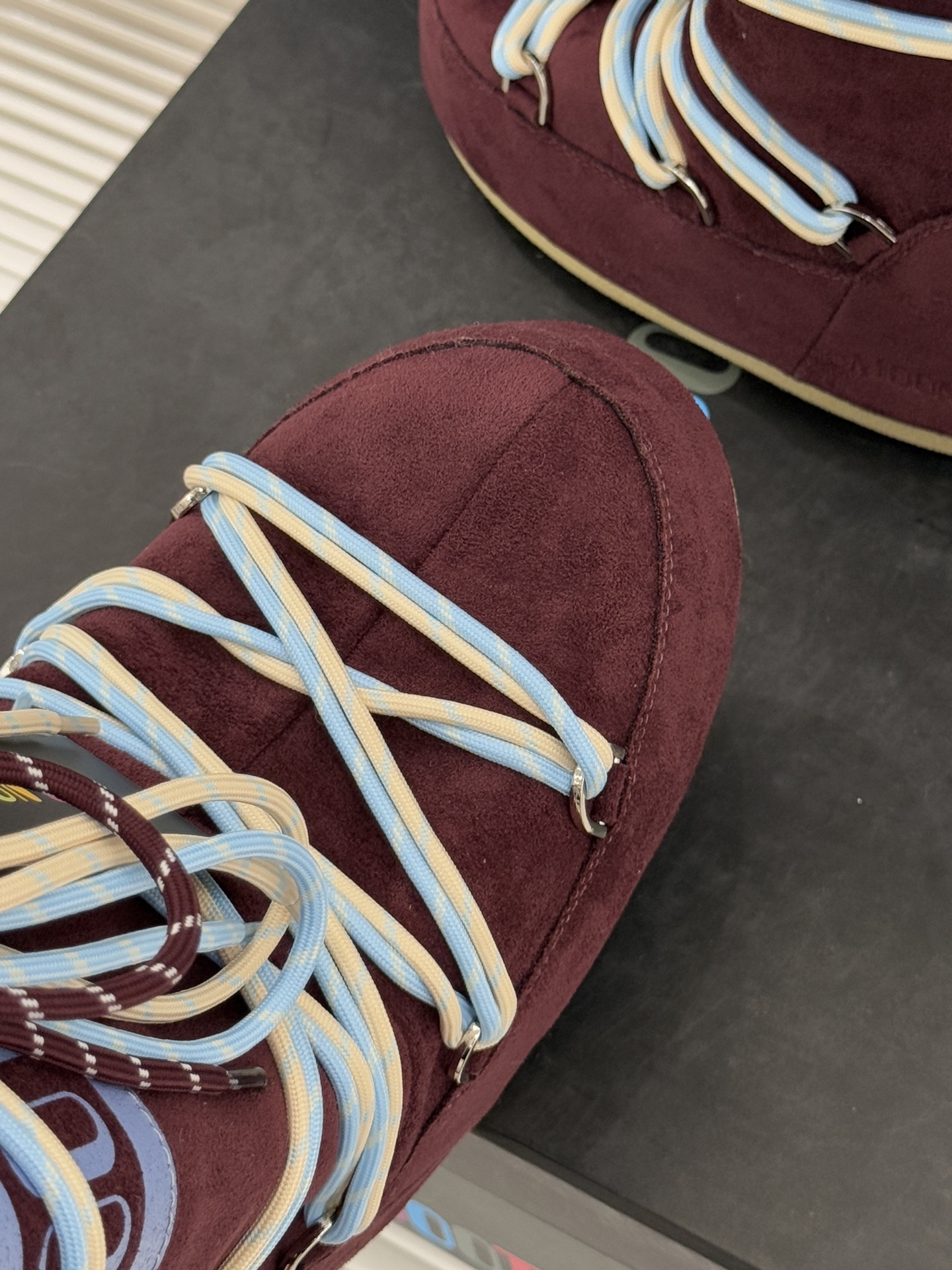 Moon Boot经典爆款滑雪月亮靴雪地靴系列当凛冽寒风裹着碎雪漫过雪原当滑雪道的弧线在纯白天地间延展月