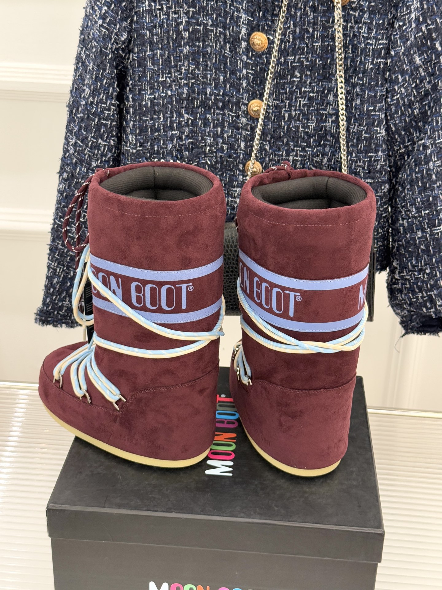 Moon Boot经典爆款滑雪月亮靴雪地靴系列当凛冽寒风裹着碎雪漫过雪原当滑雪道的弧线在纯白天地间延展月