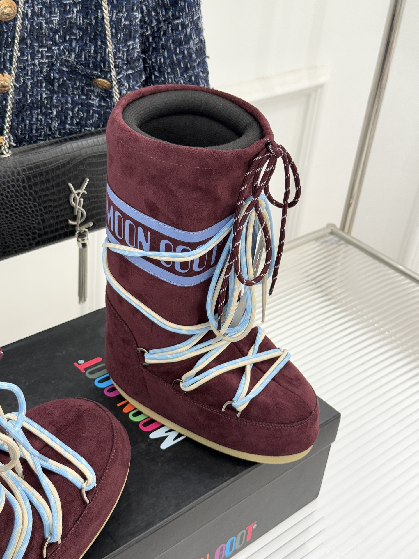 Moon Boot经典爆款滑雪月亮靴雪地靴系列当凛冽寒风裹着碎雪漫过雪原当滑雪道的弧线在纯白天地间延展月