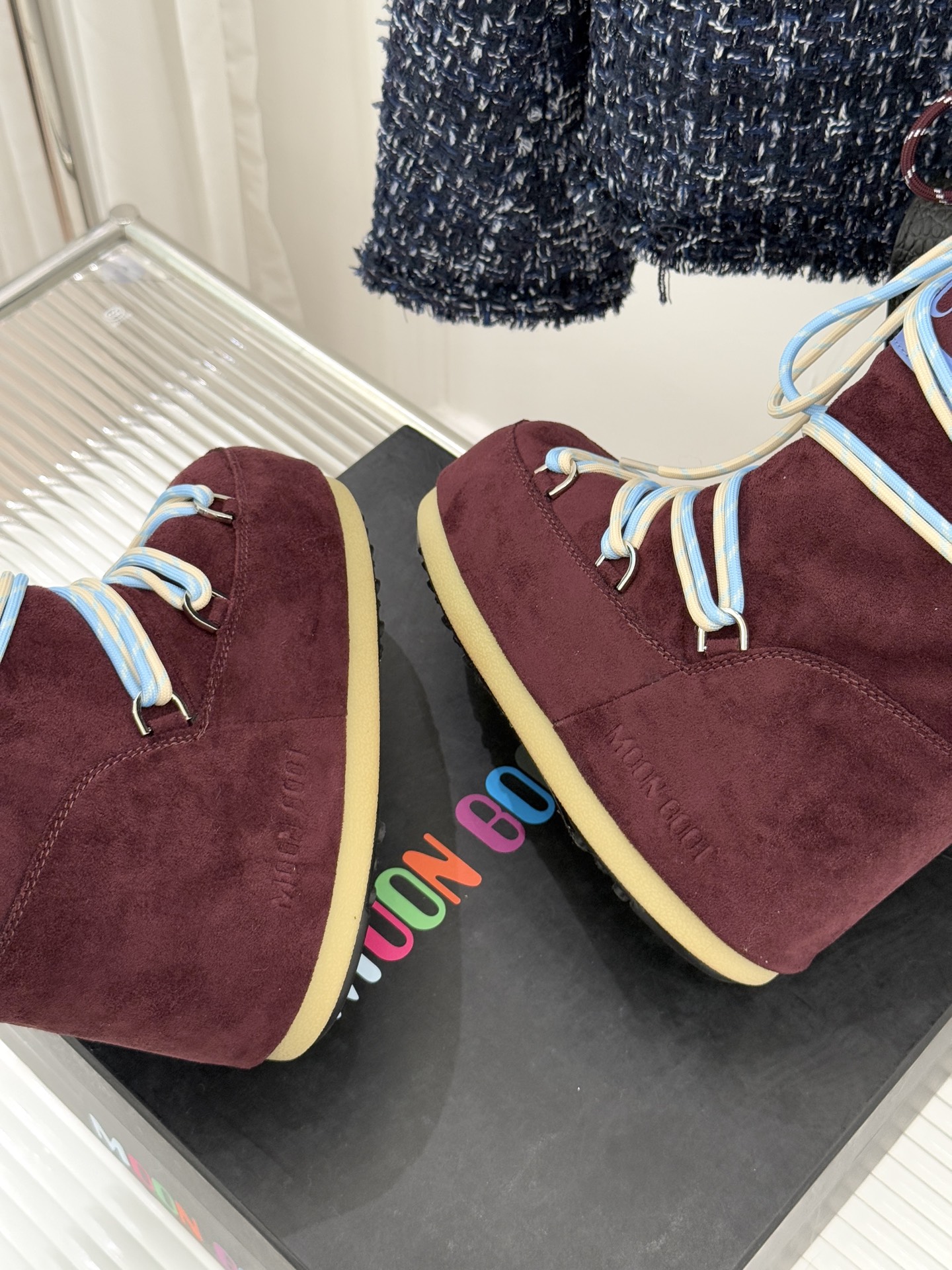 Moon Boot经典爆款滑雪月亮靴雪地靴系列当凛冽寒风裹着碎雪漫过雪原当滑雪道的弧线在纯白天地间延展月