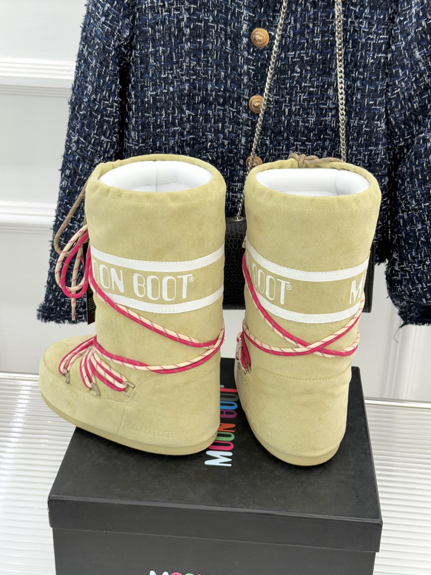 Moon Boot经典爆款滑雪月亮靴雪地靴系列当凛冽寒风裹着碎雪漫过雪原当滑雪道的弧线在纯白天地间延展月