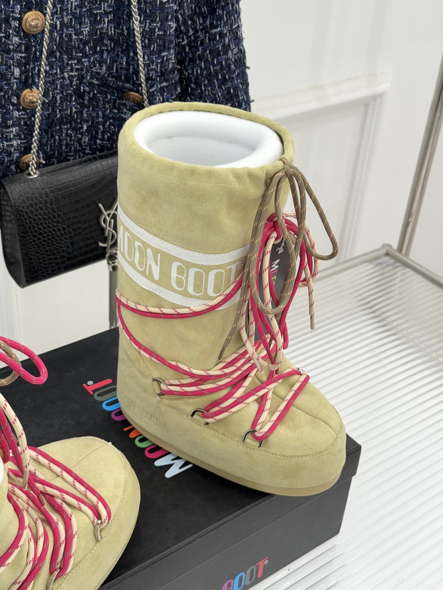 Moon Boot经典爆款滑雪月亮靴雪地靴系列当凛冽寒风裹着碎雪漫过雪原当滑雪道的弧线在纯白天地间延展月