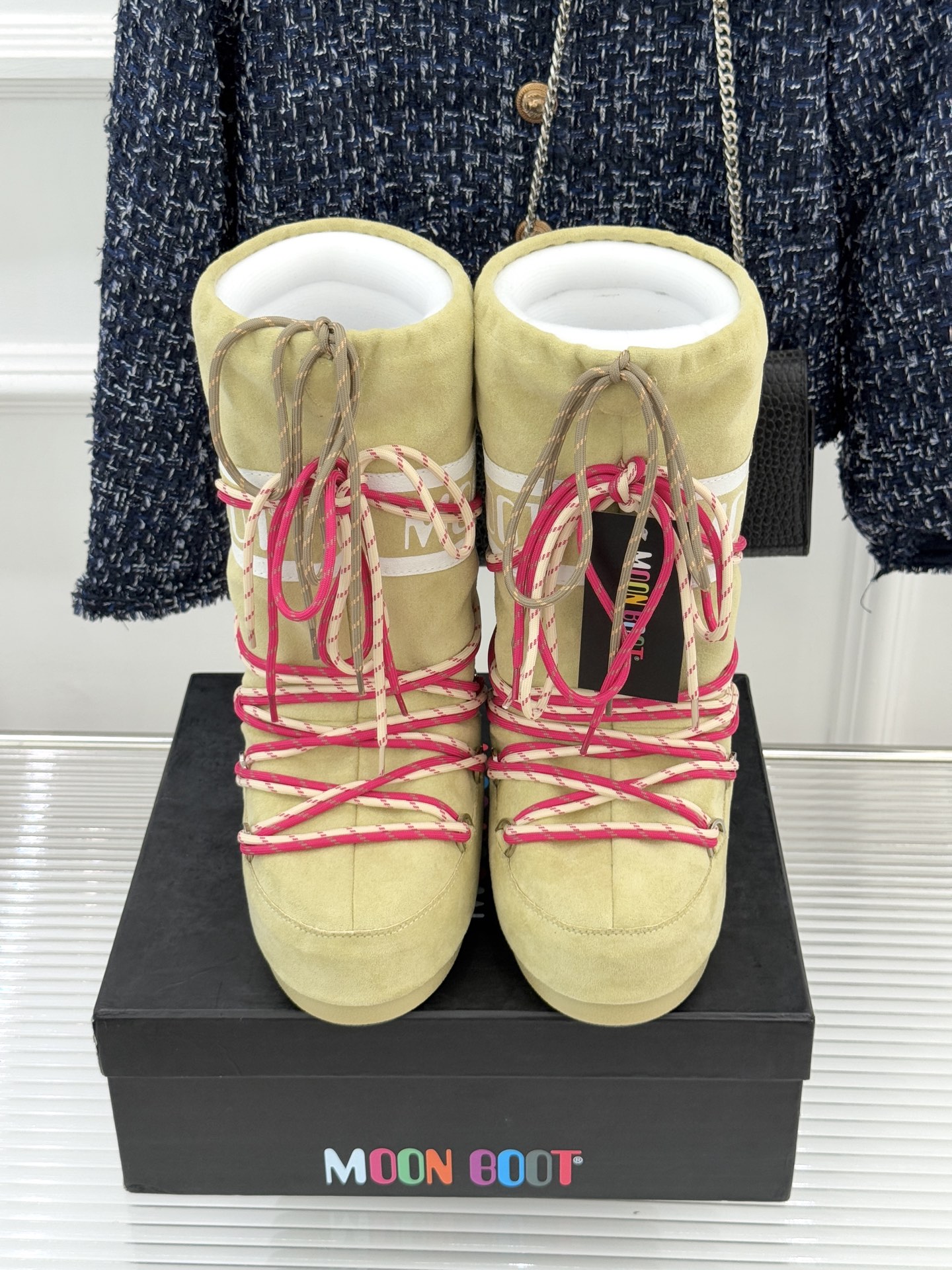 Moon Boot经典爆款滑雪月亮靴雪地靴系列当凛冽寒风裹着碎雪漫过雪原当滑雪道的弧线在纯白天地间延展月