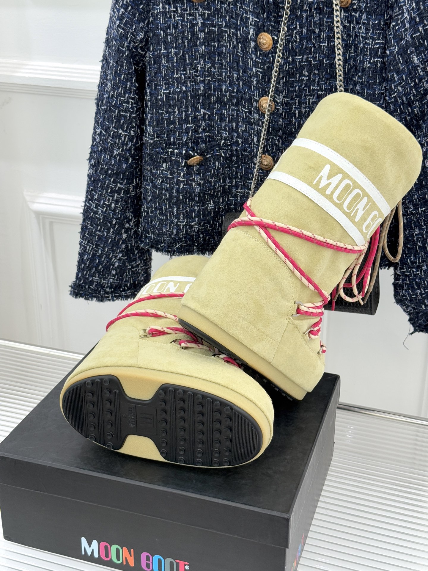 Moon Boot经典爆款滑雪月亮靴雪地靴系列当凛冽寒风裹着碎雪漫过雪原当滑雪道的弧线在纯白天地间延展月