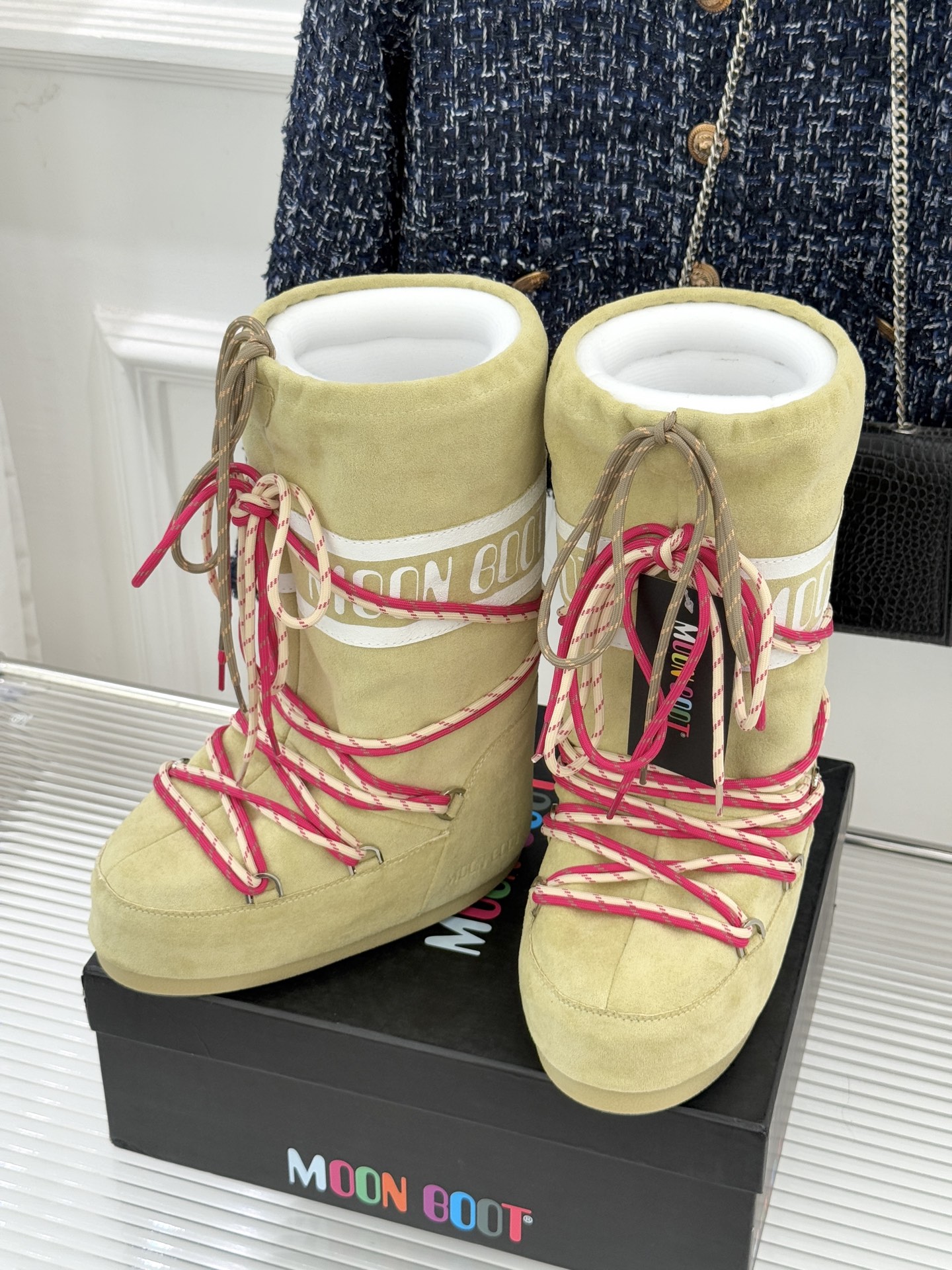 Moon Boot经典爆款滑雪月亮靴雪地靴系列当凛冽寒风裹着碎雪漫过雪原当滑雪道的弧线在纯白天地间延展月