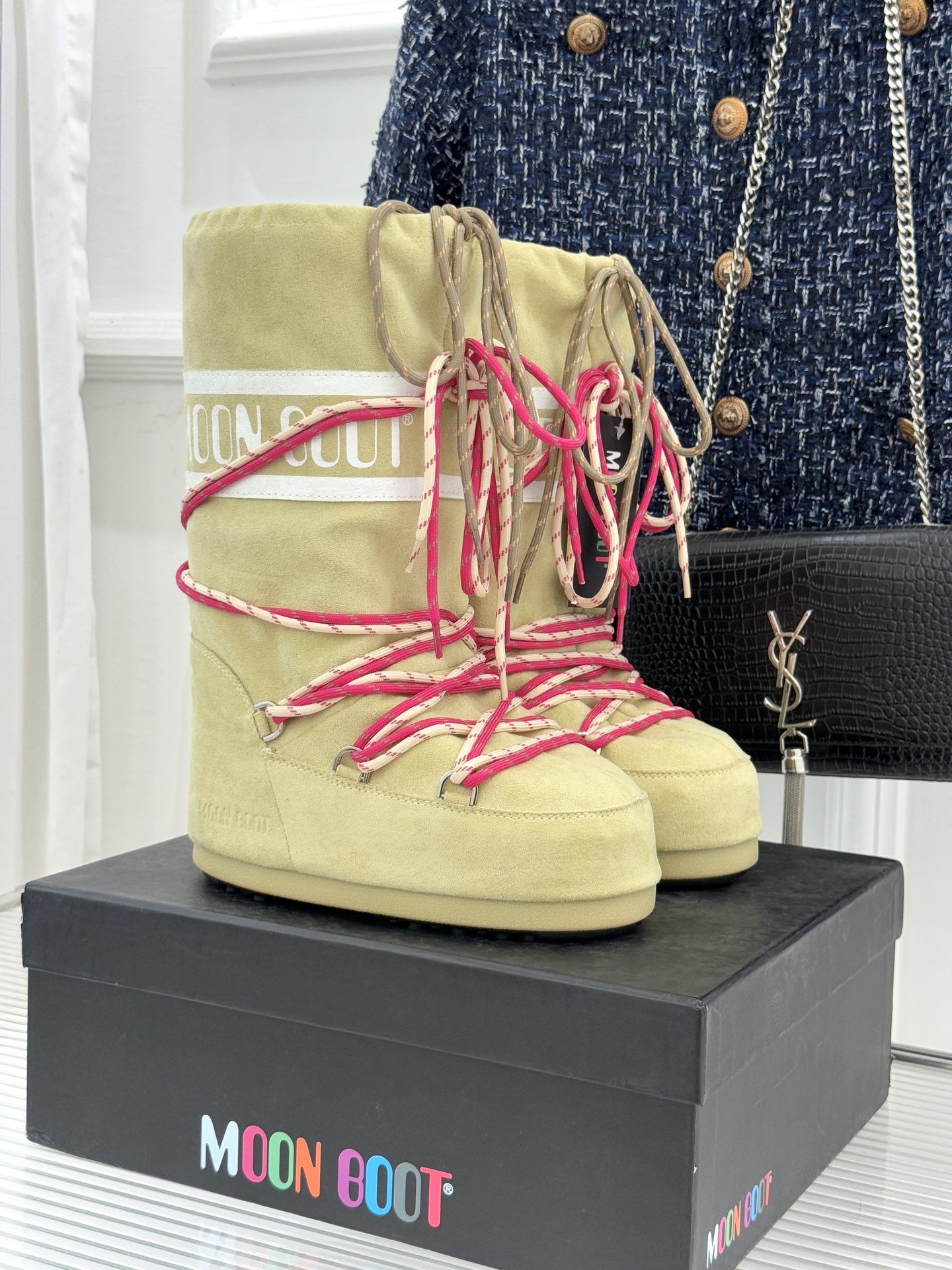 Moon Boot经典爆款滑雪月亮靴雪地靴系列当凛冽寒风裹着碎雪漫过雪原当滑雪道的弧线在纯白天地间延展月