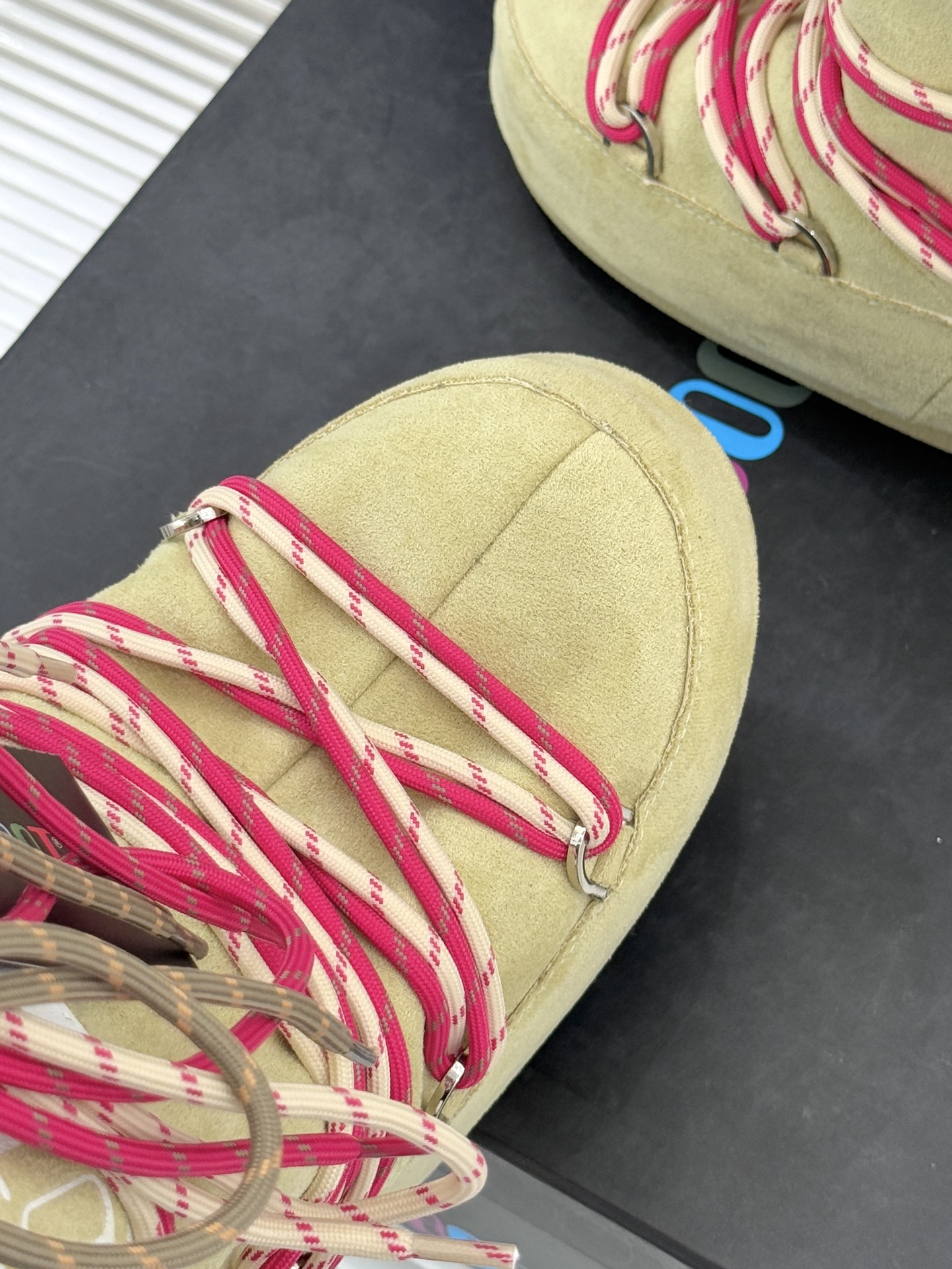 Moon Boot经典爆款滑雪月亮靴雪地靴系列当凛冽寒风裹着碎雪漫过雪原当滑雪道的弧线在纯白天地间延展月