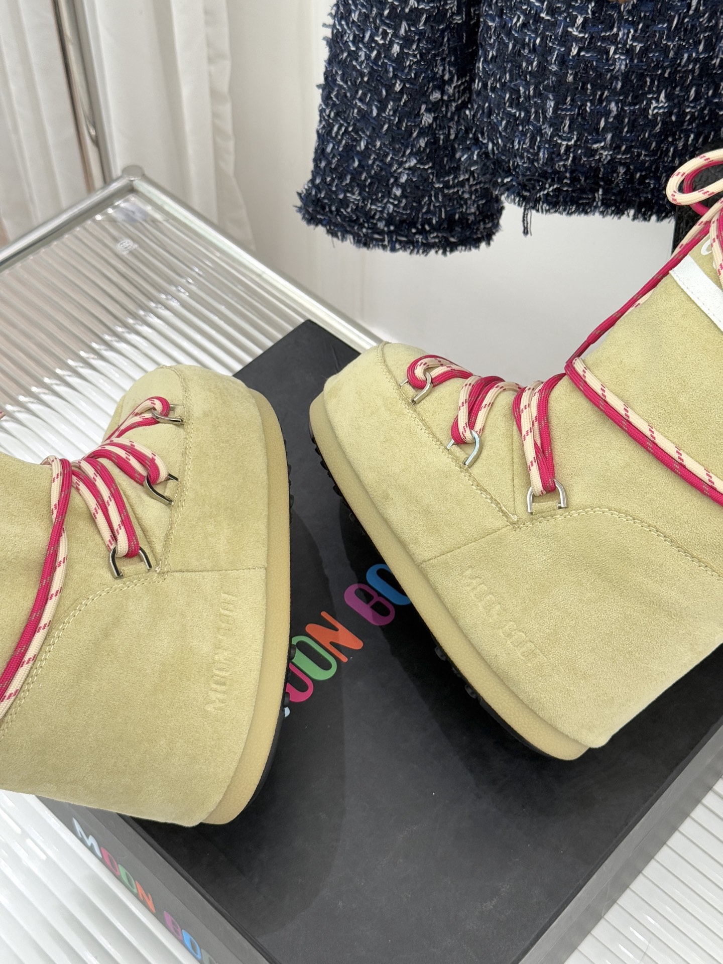 Moon Boot经典爆款滑雪月亮靴雪地靴系列当凛冽寒风裹着碎雪漫过雪原当滑雪道的弧线在纯白天地间延展月