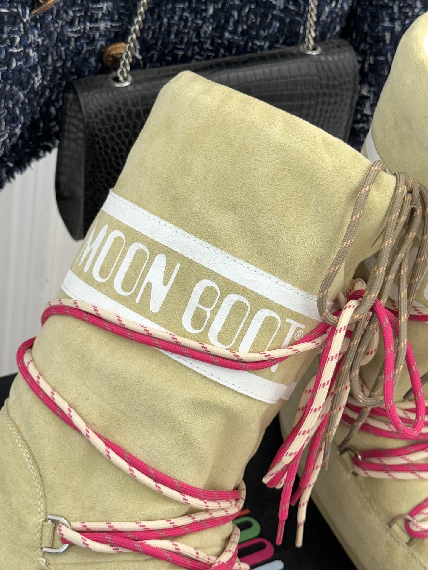 Moon Boot经典爆款滑雪月亮靴雪地靴系列当凛冽寒风裹着碎雪漫过雪原当滑雪道的弧线在纯白天地间延展月