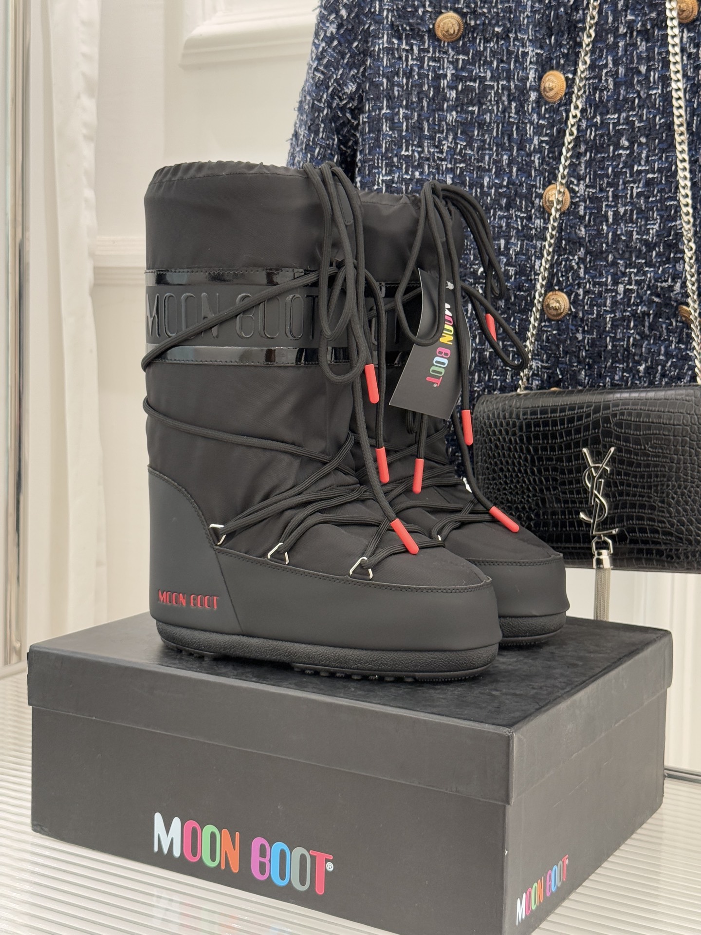 Moon Boot经典爆款滑雪月亮靴雪地靴系列当凛冽寒风裹着碎雪漫过雪原当滑雪道的弧线在纯白天地间延展月